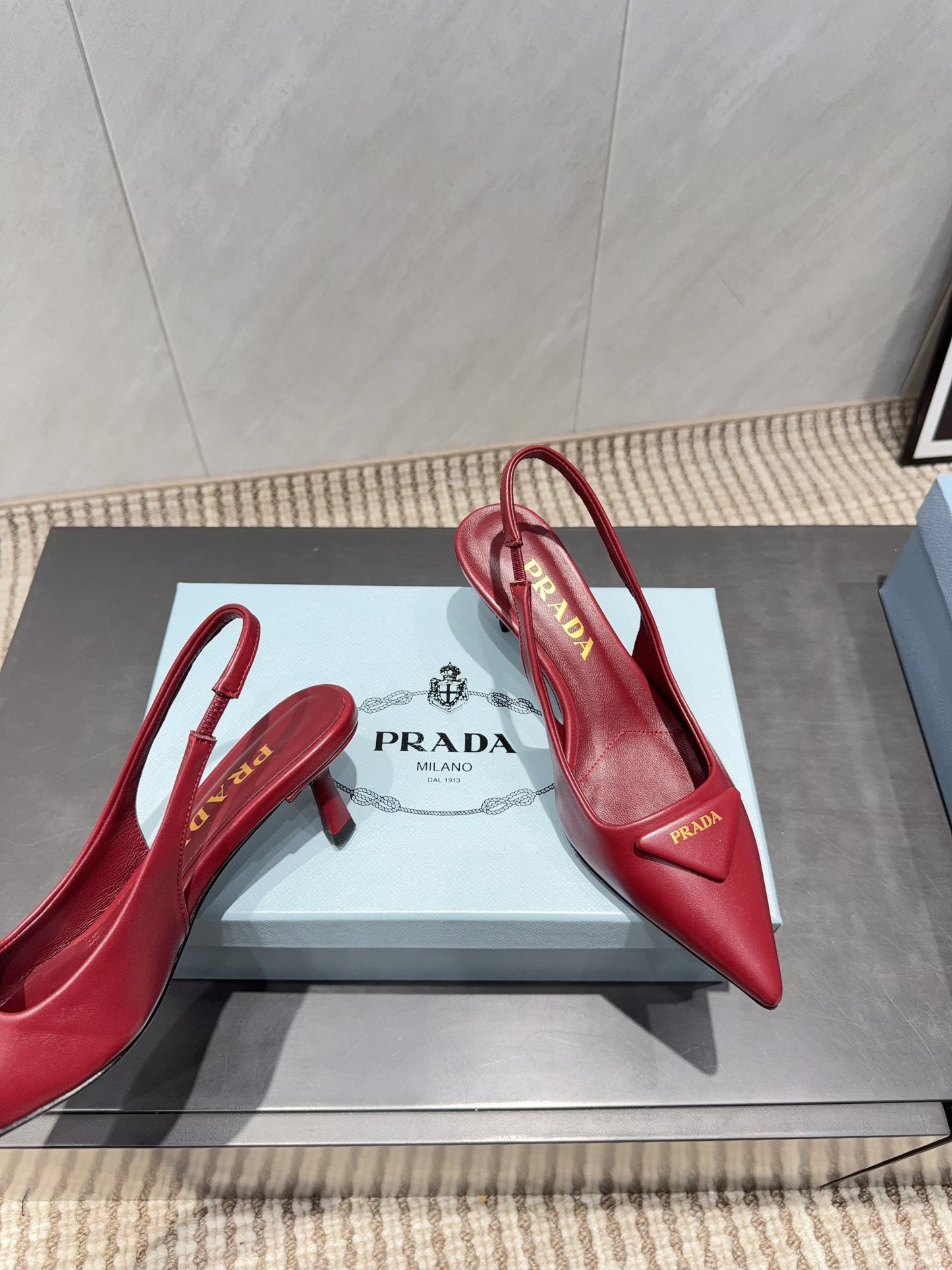 PRADA 26S ГОСТРОНОСІ ТУФЛІ-СЛІНГБЕКИ НА ВИСОКИХ ПІДБОРАХ 55 ММ З ТЕМНО-ЧЕРВОНОЇ ОВЕЧОЇ ШКІРИ З ЛОГОТИПОМ