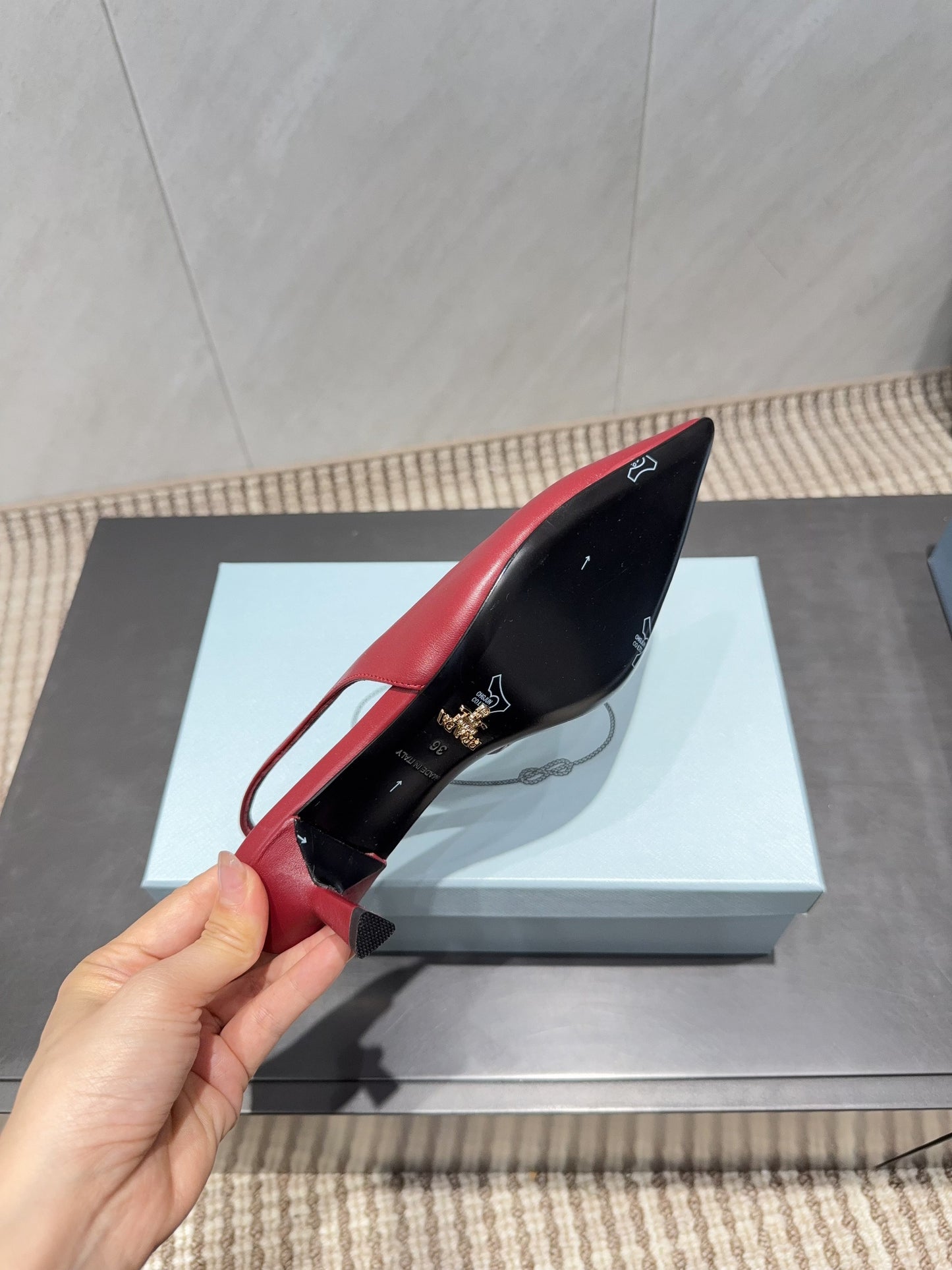 PRADA 26S ГОСТРОНОСІ ТУФЛІ-СЛІНГБЕКИ НА ВИСОКИХ ПІДБОРАХ 55 ММ З ТЕМНО-ЧЕРВОНОЇ ОВЕЧОЇ ШКІРИ З ЛОГОТИПОМ