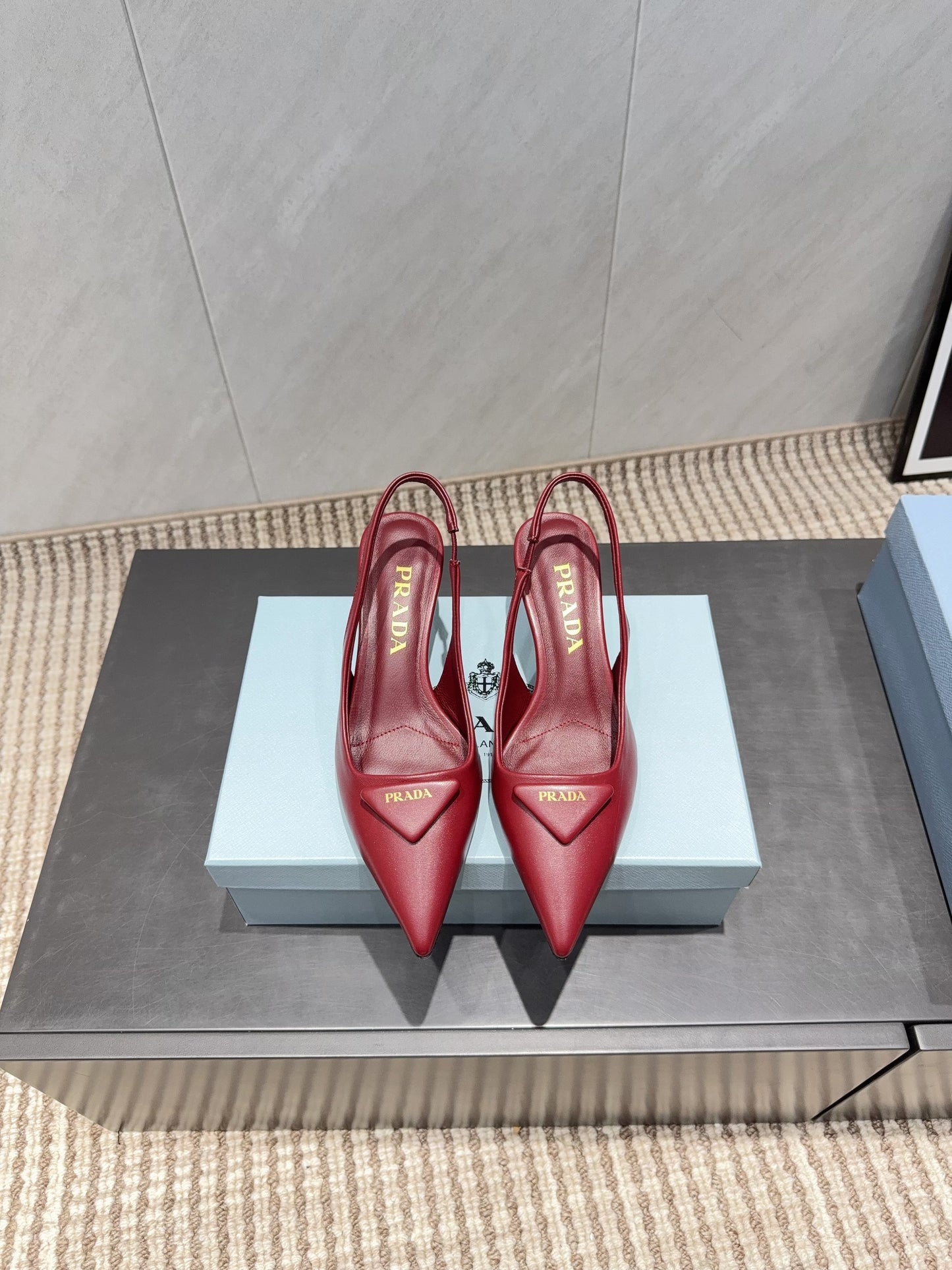 PRADA 26S ГОСТРОНОСІ ТУФЛІ-СЛІНГБЕКИ НА ВИСОКИХ ПІДБОРАХ 55 ММ З ТЕМНО-ЧЕРВОНОЇ ОВЕЧОЇ ШКІРИ З ЛОГОТИПОМ