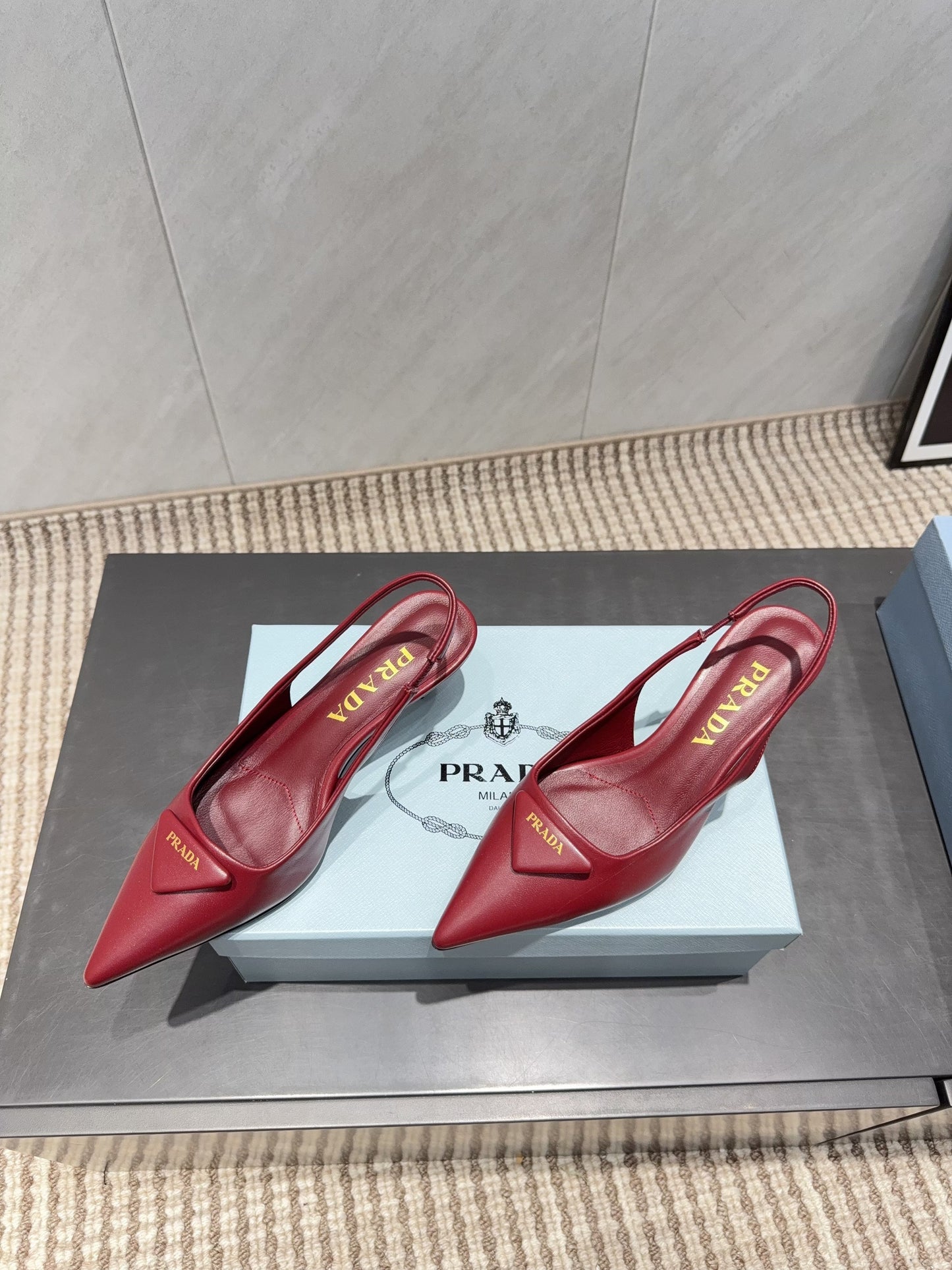 PRADA 26S ГОСТРОНОСІ ТУФЛІ-СЛІНГБЕКИ НА ВИСОКИХ ПІДБОРАХ 55 ММ З ТЕМНО-ЧЕРВОНОЇ ОВЕЧОЇ ШКІРИ З ЛОГОТИПОМ