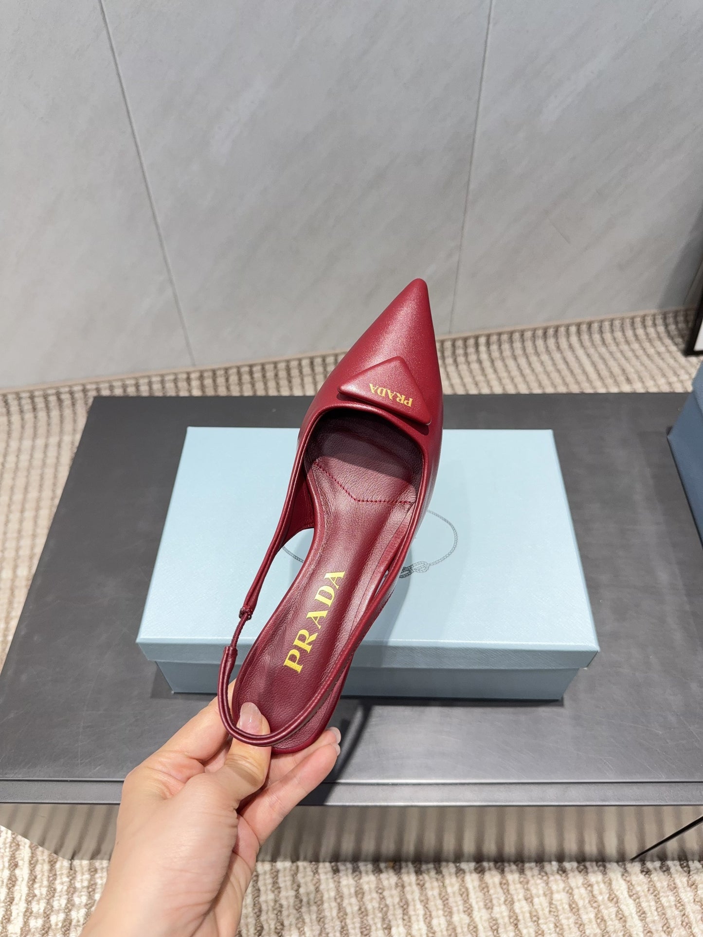 PRADA 26S ГОСТРОНОСІ ТУФЛІ-СЛІНГБЕКИ НА ВИСОКИХ ПІДБОРАХ 55 ММ З ТЕМНО-ЧЕРВОНОЇ ОВЕЧОЇ ШКІРИ З ЛОГОТИПОМ
