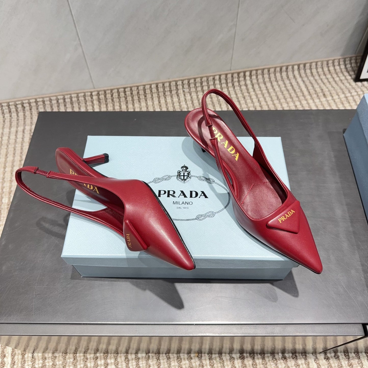 PRADA 26S ГОСТРОНОСІ ТУФЛІ-СЛІНГБЕКИ НА ВИСОКИХ ПІДБОРАХ 55 ММ З ТЕМНО-ЧЕРВОНОЇ ОВЕЧОЇ ШКІРИ З ЛОГОТИПОМ