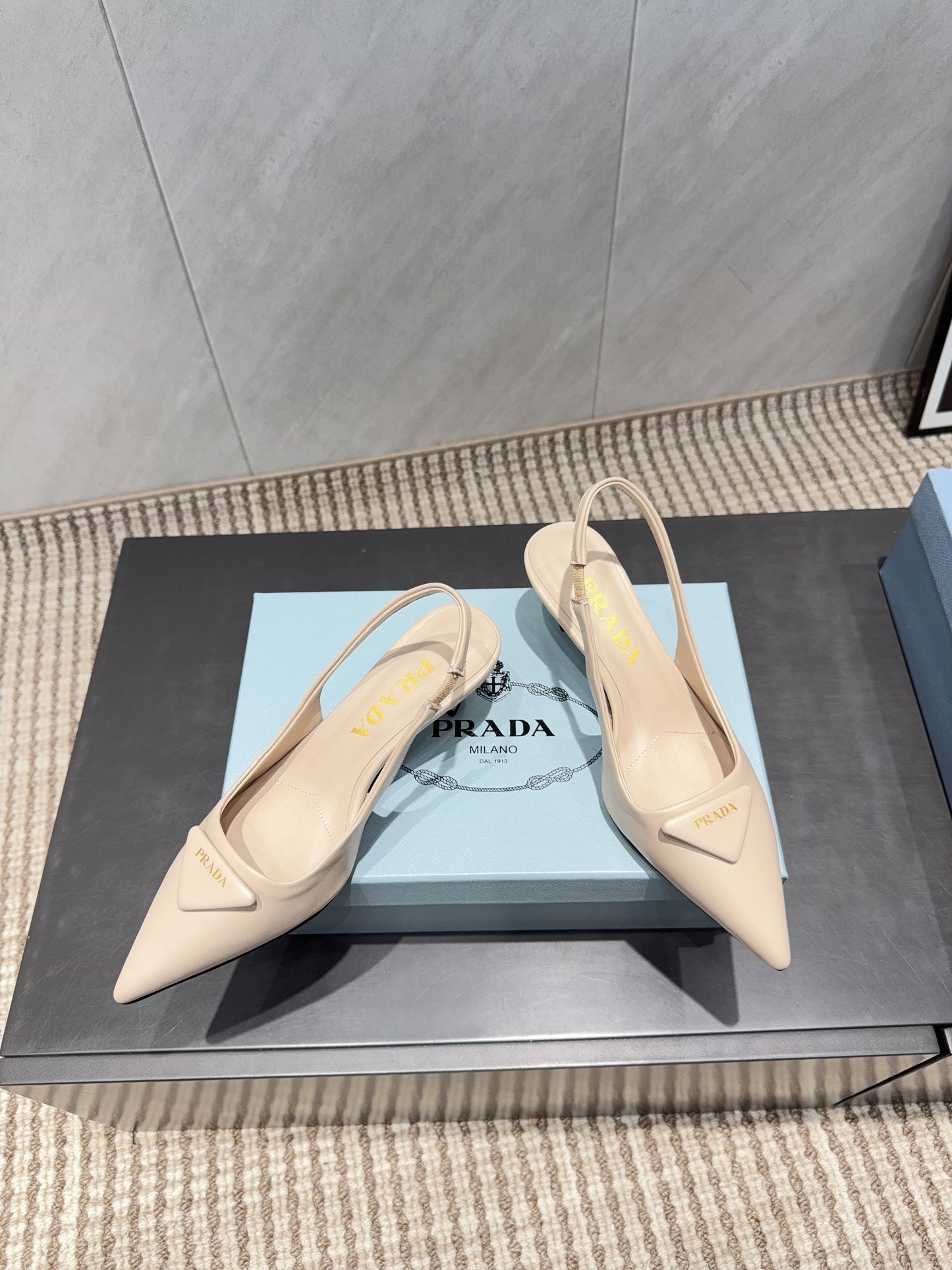 PRADA 26S ГОСТРОНОСІ ТУФЛІ-СЛІНГБЕКИ НА ПІДБОРАХ 55 ММ З НУДОВОЇ ОВЕЧОЇ ШКІРИ З ЛОГОТИПОМ