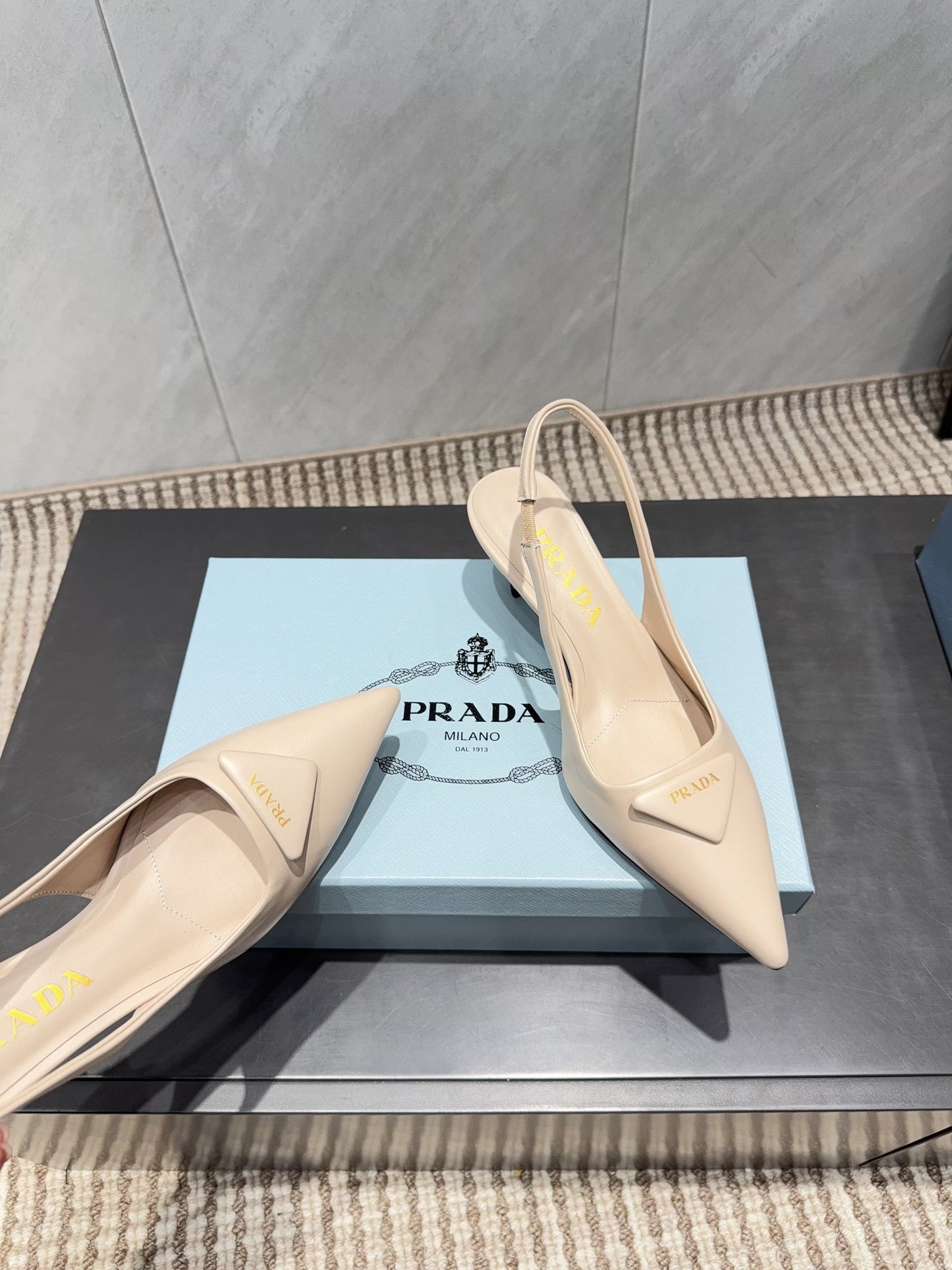 PRADA 26S ГОСТРОНОСІ ТУФЛІ-СЛІНГБЕКИ НА ПІДБОРАХ 55 ММ З НУДОВОЇ ОВЕЧОЇ ШКІРИ З ЛОГОТИПОМ