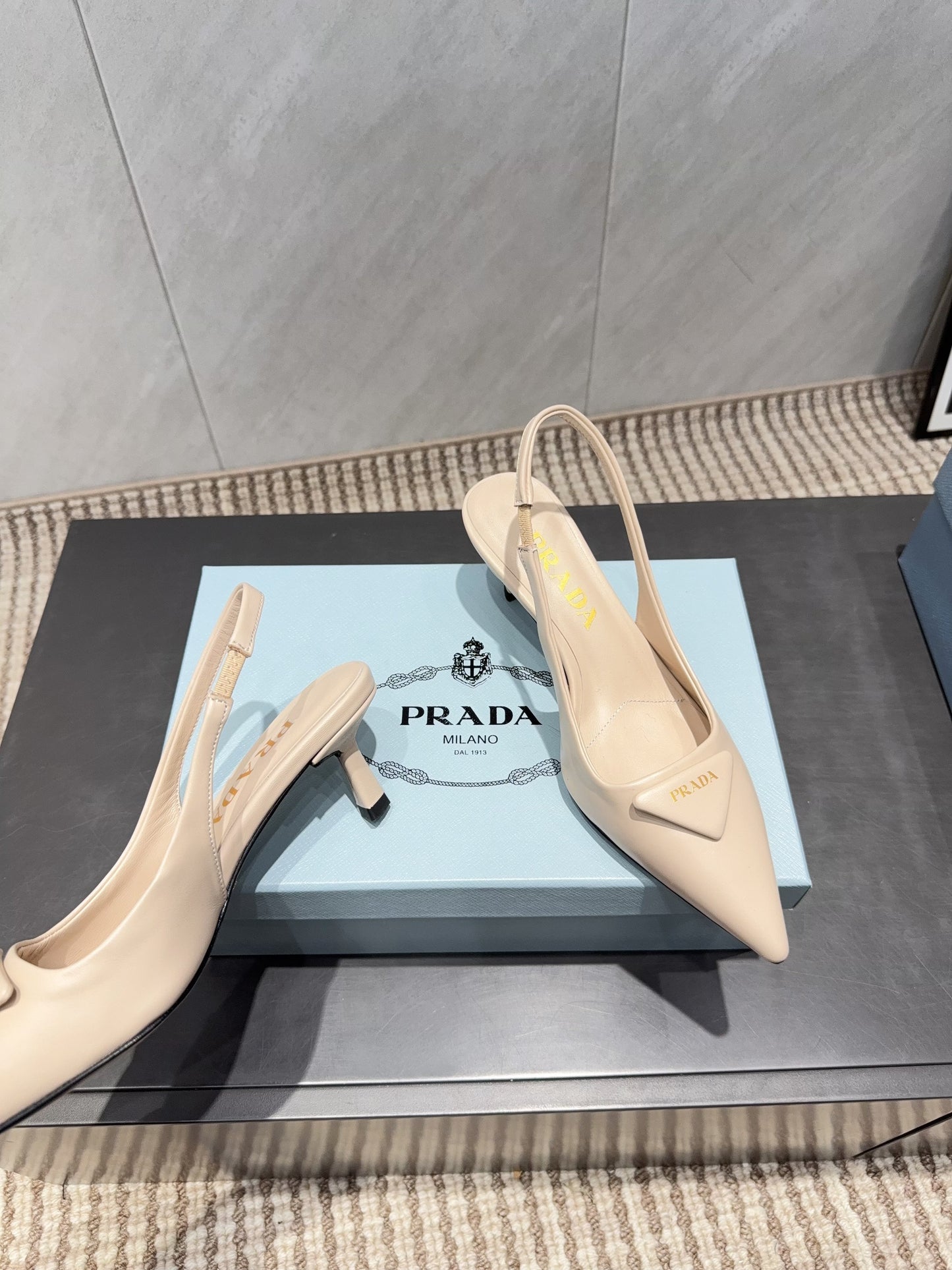 PRADA 26S ГОСТРОНОСІ ТУФЛІ-СЛІНГБЕКИ НА ПІДБОРАХ 55 ММ З НУДОВОЇ ОВЕЧОЇ ШКІРИ З ЛОГОТИПОМ
