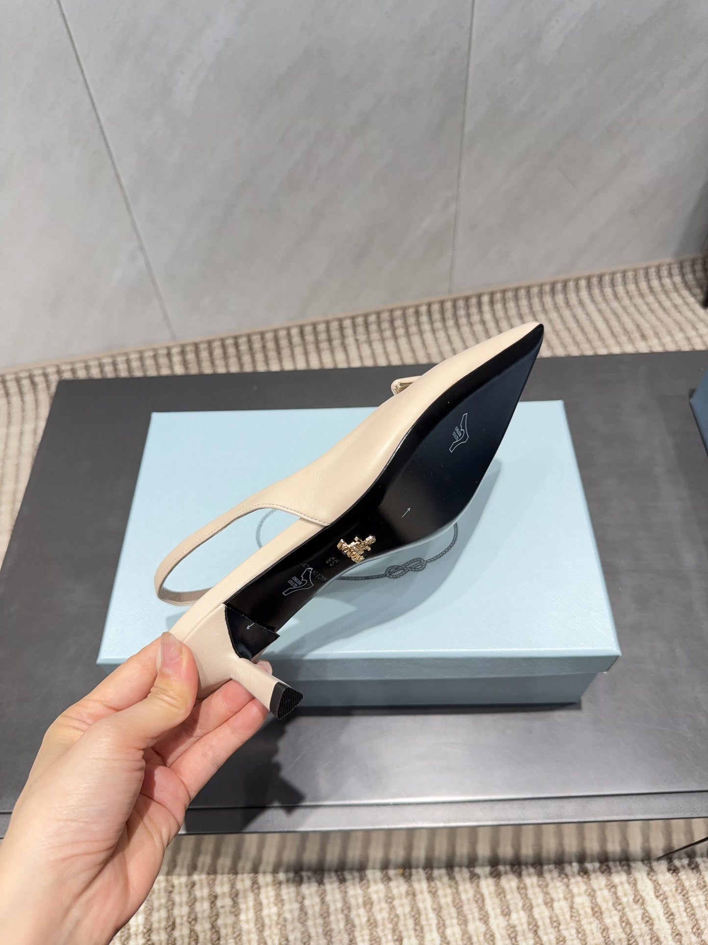 PRADA 26S ГОСТРОНОСІ ТУФЛІ-СЛІНГБЕКИ НА ПІДБОРАХ 55 ММ З НУДОВОЇ ОВЕЧОЇ ШКІРИ З ЛОГОТИПОМ