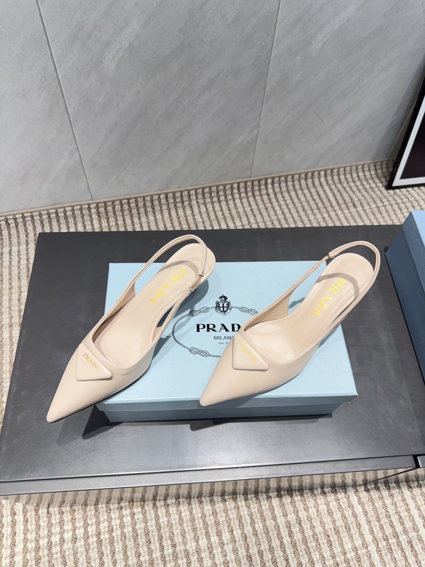 PRADA 26S ГОСТРОНОСІ ТУФЛІ-СЛІНГБЕКИ НА ПІДБОРАХ 55 ММ З НУДОВОЇ ОВЕЧОЇ ШКІРИ З ЛОГОТИПОМ