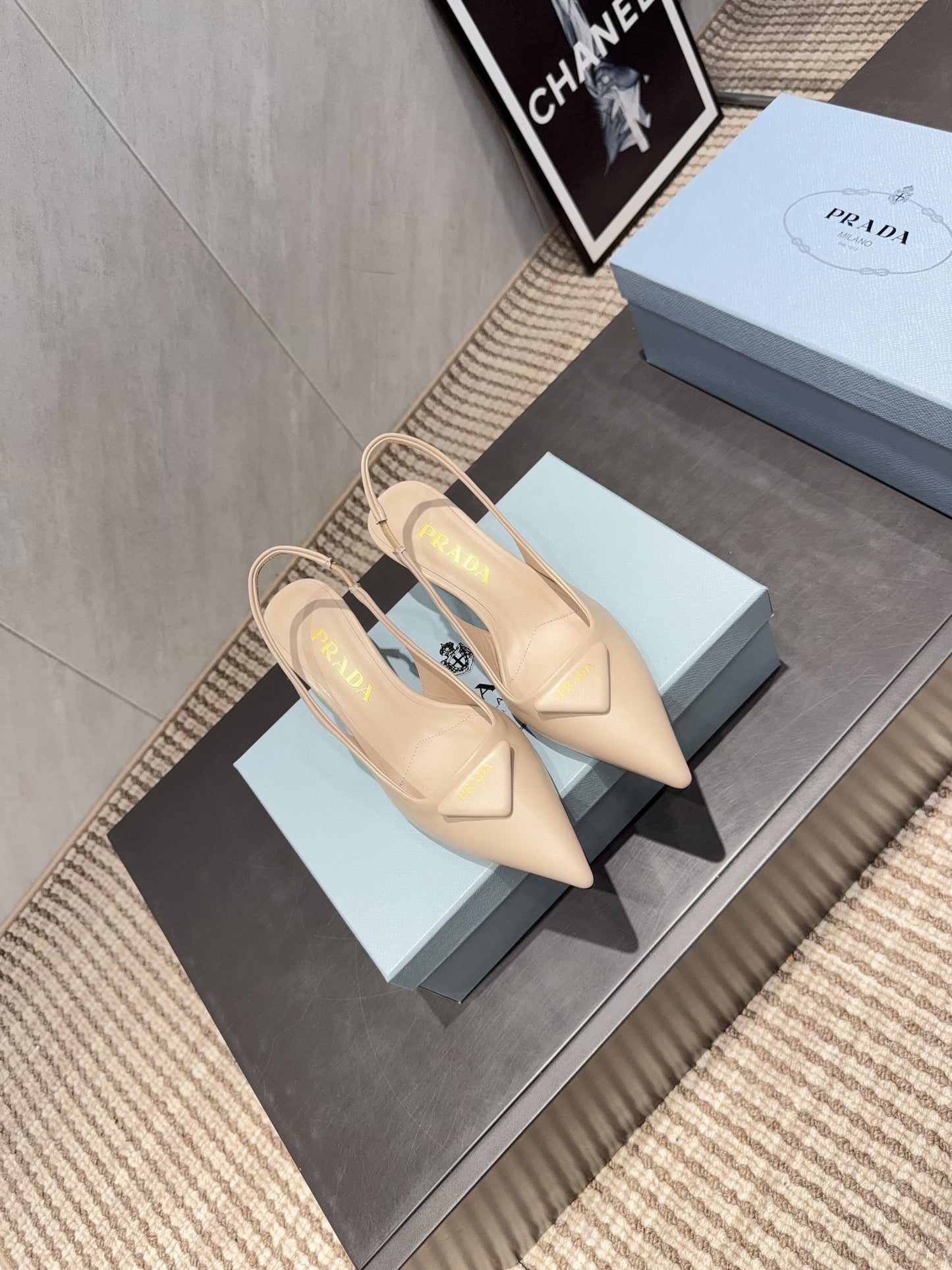 PRADA 26S ГОСТРОНОСІ ТУФЛІ-СЛІНГБЕКИ НА ПІДБОРАХ 55 ММ З НУДОВОЇ ОВЕЧОЇ ШКІРИ З ЛОГОТИПОМ