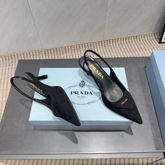 PRADA 26S ЗАГОСТРЕНІ ТУФЛІ-СЛІНГБЕКИ НА ВИСОКИХ ПІДБОРАХ 55 ММ З ЧОРНОЇ ЗАМШІ З ЛОГОТИПОМ