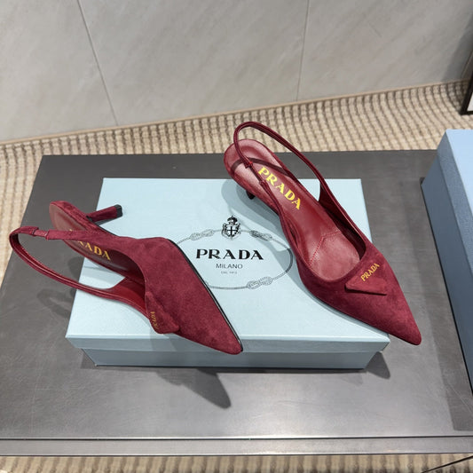 PRADA 26S ГОСТРОНОСІ ЖІНОЧІ ТУФЛІ СЛІНГБЕК НА ПІДБОРАХ 55 ММ З ТЕМНО-ЧЕРВОНОЇ ЗАМШІ З ЛОГОТИПООМ