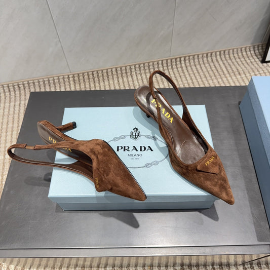 ТУФЛІ-СЛІНГБЕКИ PRADA 26S НА ВИСОКОМУ КАБЛУКУ 55 ММ З ГОСТРИМ НОСКОМ З КОРИЧНЕВОЇ ЗАМШІ З ЛОГОТИПОМ