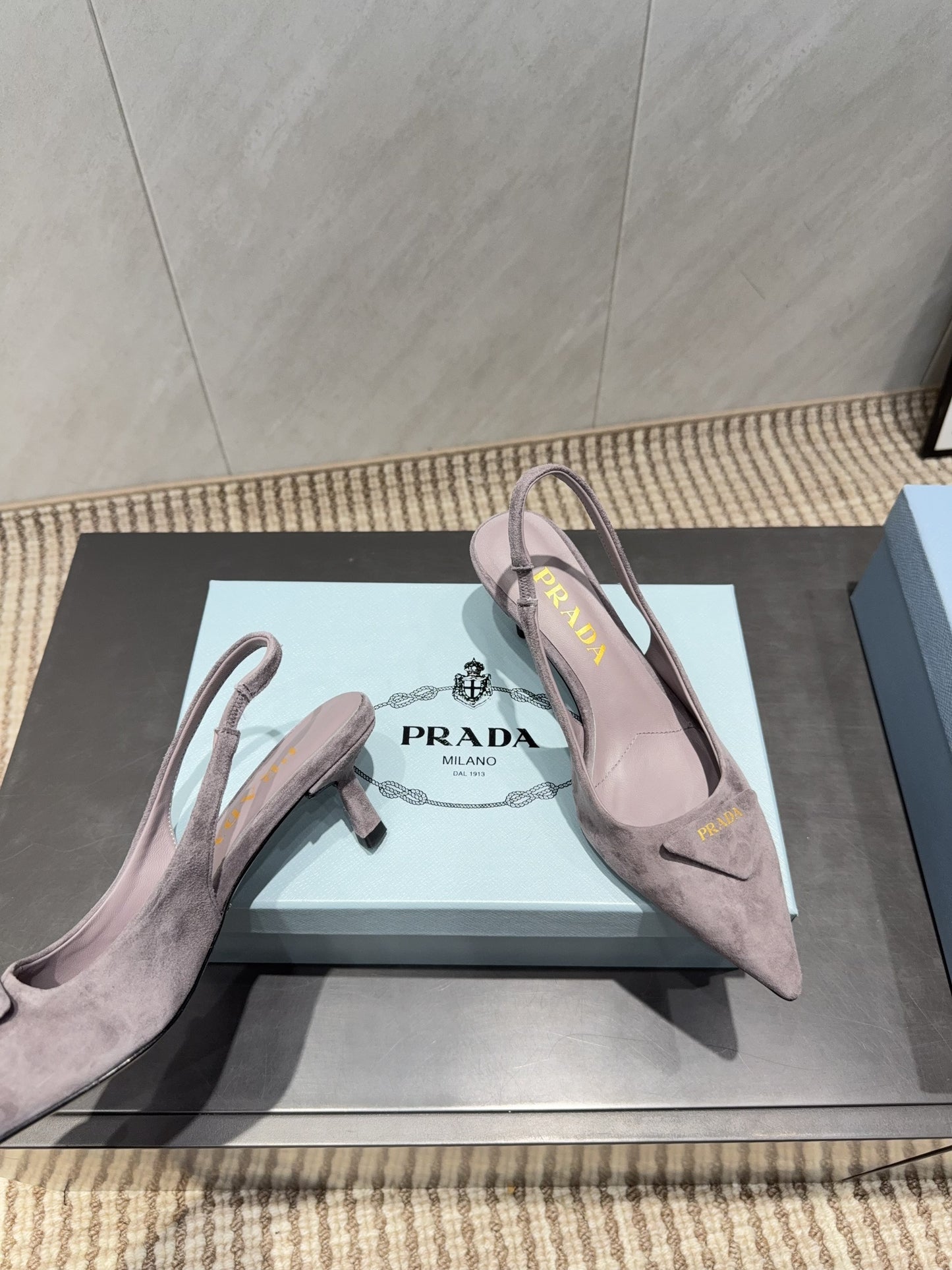 PRADA 26S ГОСТРОНОСІ ТУФЛІ-СЛІНГБЕКИ НА ПІДБОРАХ 55 ММ З КОРИЧНЕВО-СІРОЇ ЗАМШІ З ЛОГОТИПОМ