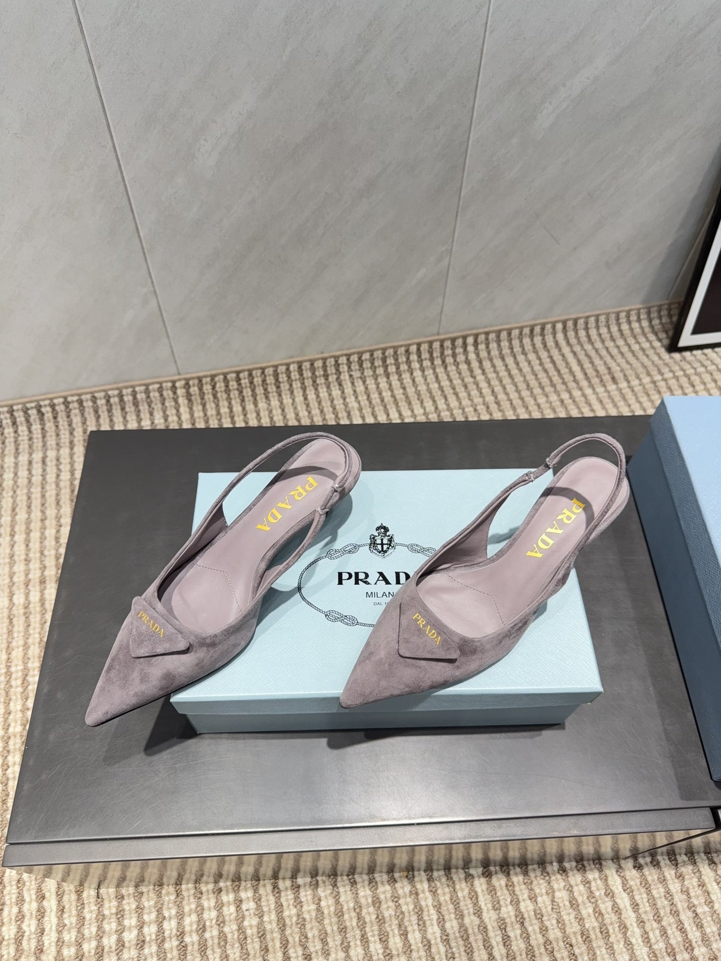 PRADA 26S ГОСТРОНОСІ ТУФЛІ-СЛІНГБЕКИ НА ПІДБОРАХ 55 ММ З КОРИЧНЕВО-СІРОЇ ЗАМШІ З ЛОГОТИПОМ