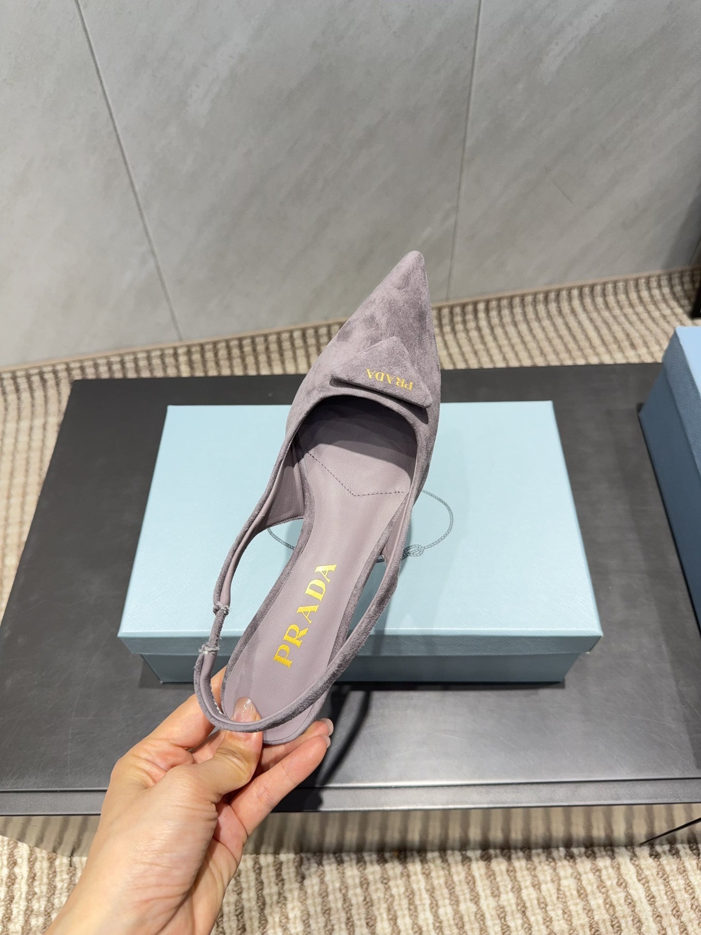 PRADA 26S ГОСТРОНОСІ ТУФЛІ-СЛІНГБЕКИ НА ПІДБОРАХ 55 ММ З КОРИЧНЕВО-СІРОЇ ЗАМШІ З ЛОГОТИПОМ