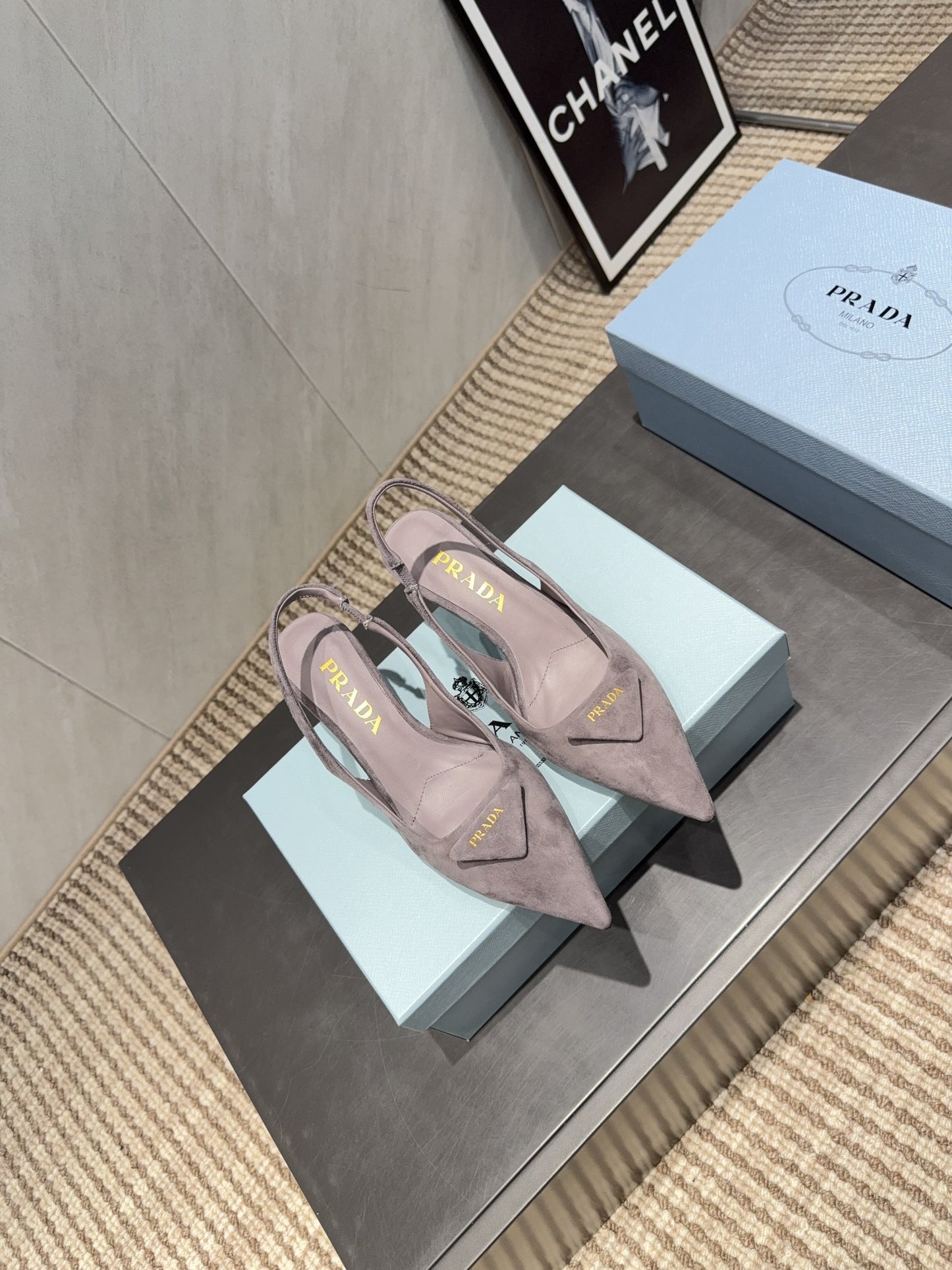 PRADA 26S ГОСТРОНОСІ ТУФЛІ-СЛІНГБЕКИ НА ПІДБОРАХ 55 ММ З КОРИЧНЕВО-СІРОЇ ЗАМШІ З ЛОГОТИПОМ