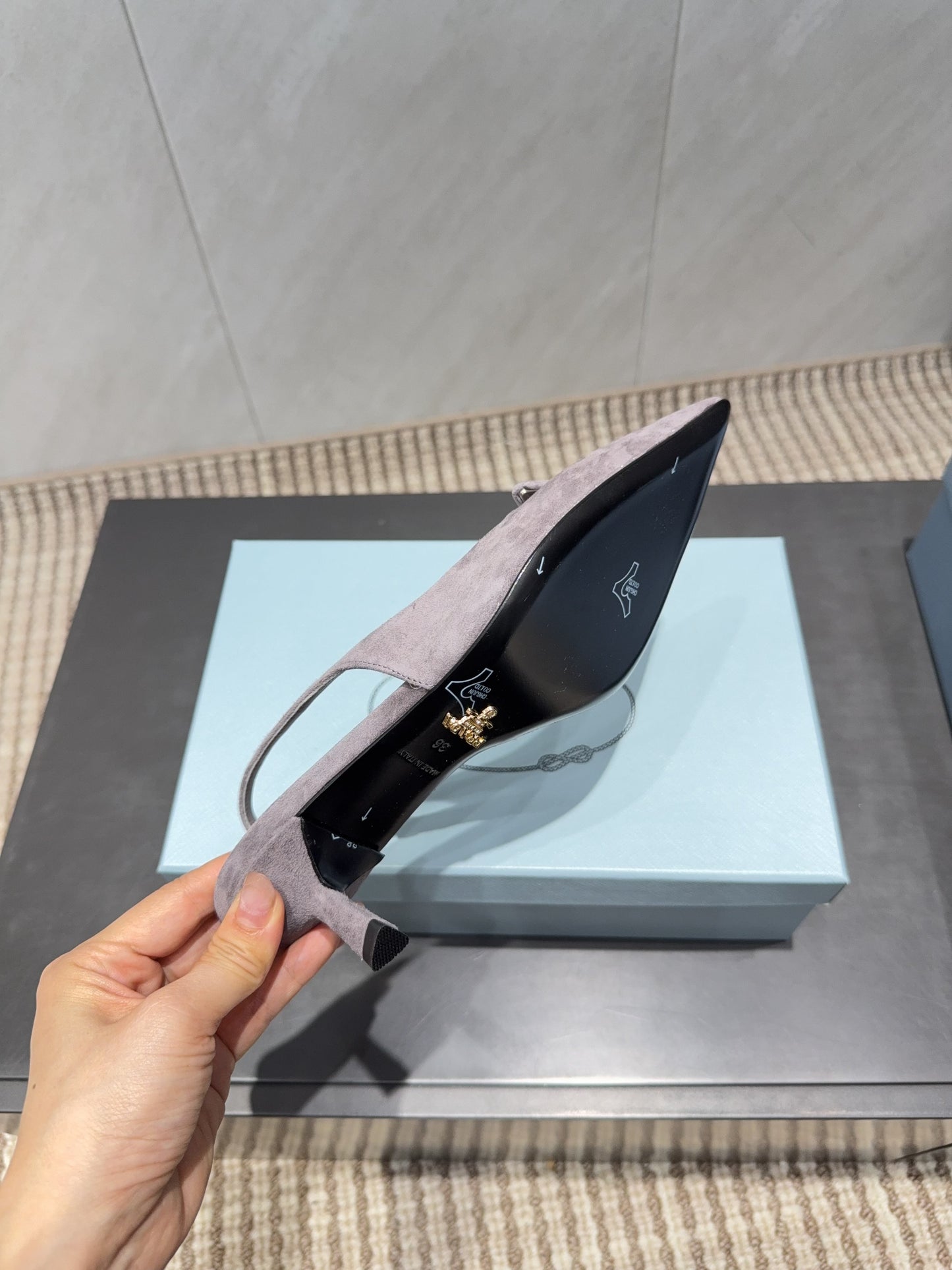 PRADA 26S ГОСТРОНОСІ ТУФЛІ-СЛІНГБЕКИ НА ПІДБОРАХ 55 ММ З КОРИЧНЕВО-СІРОЇ ЗАМШІ З ЛОГОТИПОМ