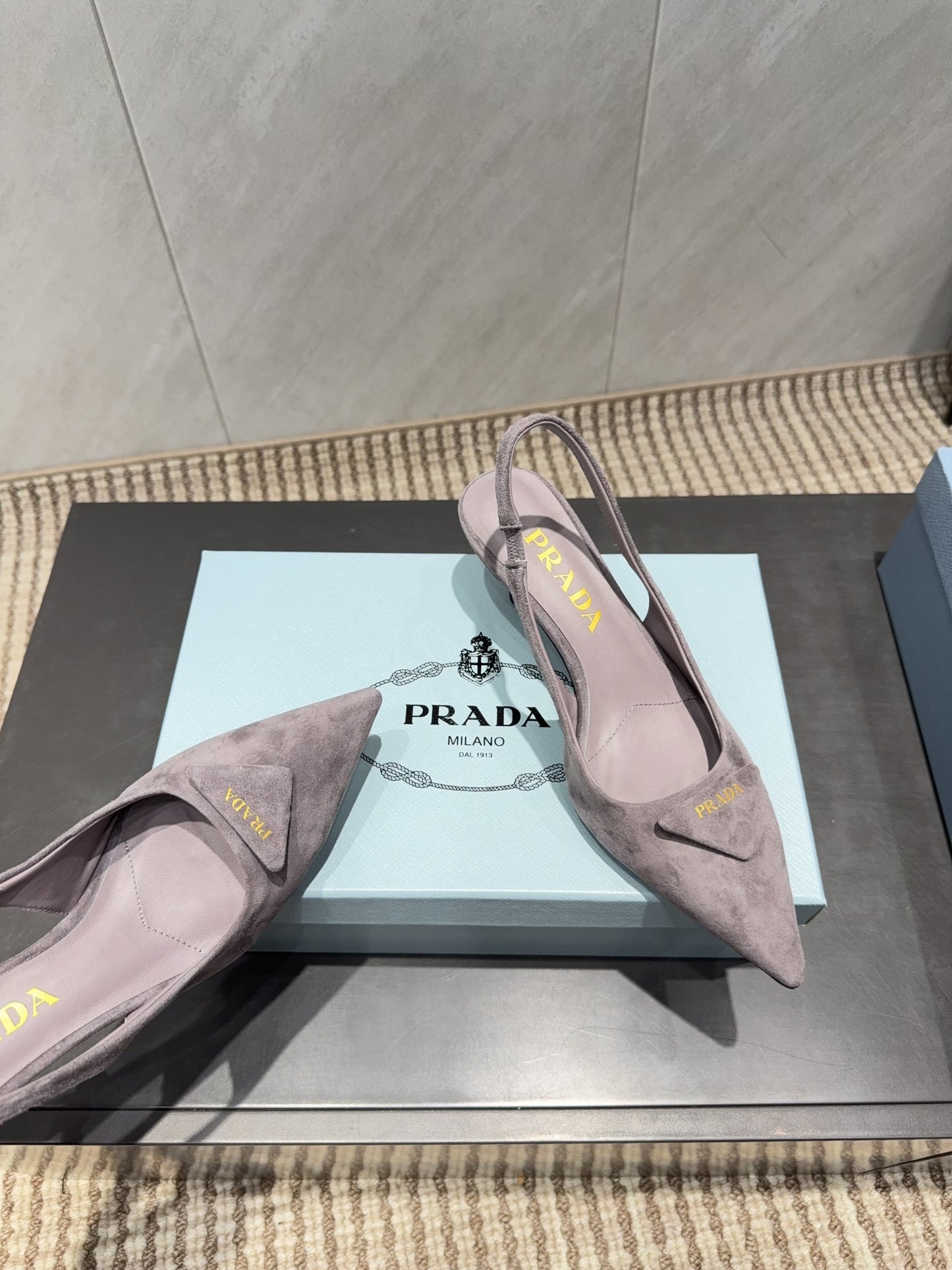 PRADA 26S ГОСТРОНОСІ ТУФЛІ-СЛІНГБЕКИ НА ПІДБОРАХ 55 ММ З КОРИЧНЕВО-СІРОЇ ЗАМШІ З ЛОГОТИПОМ