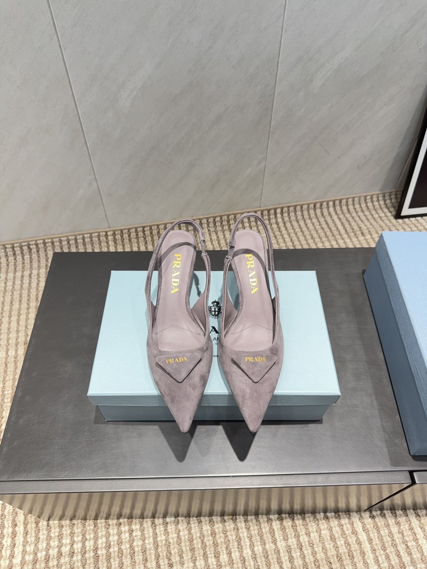 PRADA 26S ГОСТРОНОСІ ТУФЛІ-СЛІНГБЕКИ НА ПІДБОРАХ 55 ММ З КОРИЧНЕВО-СІРОЇ ЗАМШІ З ЛОГОТИПОМ