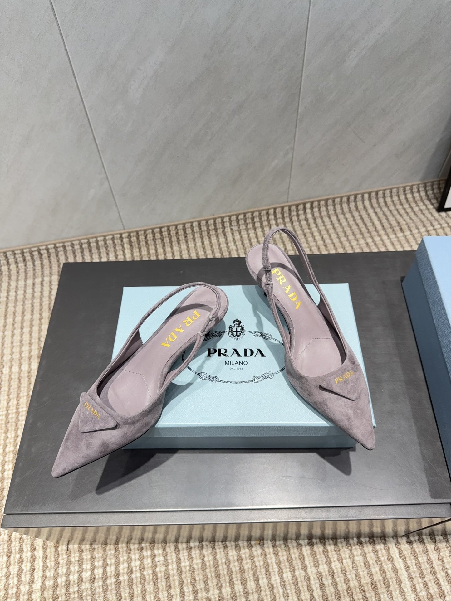 PRADA 26S ГОСТРОНОСІ ТУФЛІ-СЛІНГБЕКИ НА ПІДБОРАХ 55 ММ З КОРИЧНЕВО-СІРОЇ ЗАМШІ З ЛОГОТИПОМ