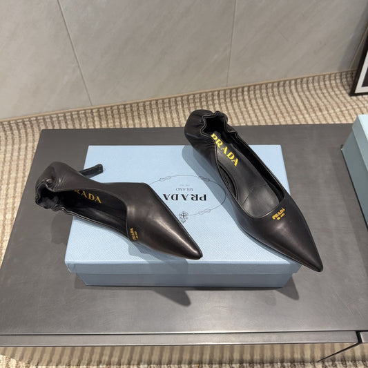 ЖІНОЧІ ТУФЛІ PRADA 26S З ЗАГОСТРЕНИМ НОСКОМ, НА ПІДБОРАХ 55 ММ, З ЧОРНОЇ ОВЕЧОЇ ШКІРИ З ЛОГОТИПОМ