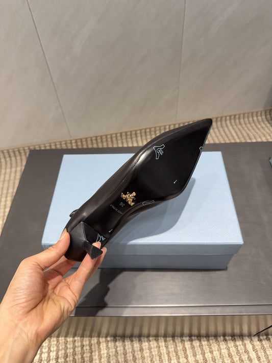 ЖІНОЧІ ТУФЛІ PRADA 26S З ЗАГОСТРЕНИМ НОСКОМ, НА ПІДБОРАХ 55 ММ, З ЧОРНОЇ ОВЕЧОЇ ШКІРИ З ЛОГОТИПОМ