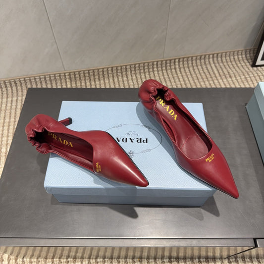 ТУФЛІ-ЧОВНИКИ PRADA 26S З ЗАГОСТРЕНИМ НОСОМ, 55 ММ, З ОВЕЧОЇ ШКІРИ КОЛЬОРУ ГЛИБОКОГО ВИНА, З ЛОГОТИПОМ