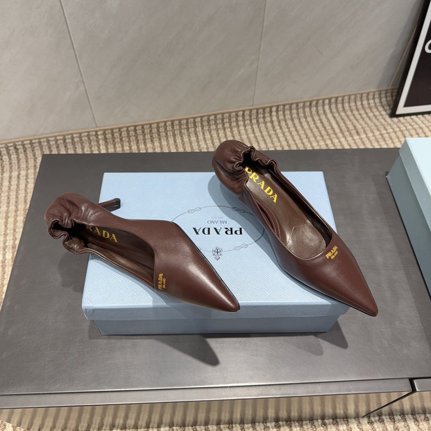 Туфлі-човники PRADA 26S З ЗАГОСТРЕНИМ НОСКОМ НА ПІДБОРАХ 55 ММ З ТЕМНО-КОРИЧНЕВОЇ ОВЕЧОЇ ШКІРИ З ЛОГОТИПОМ