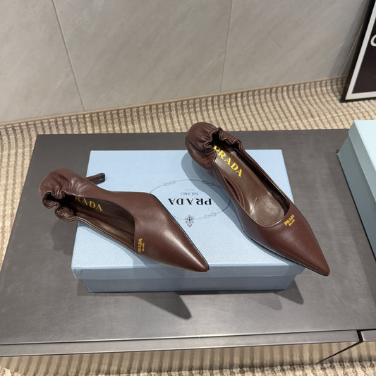 Туфлі-човники PRADA 26S З ЗАГОСТРЕНИМ НОСКОМ НА ПІДБОРАХ 55 ММ З ТЕМНО-КОРИЧНЕВОЇ ОВЕЧОЇ ШКІРИ З ЛОГОТИПОМ