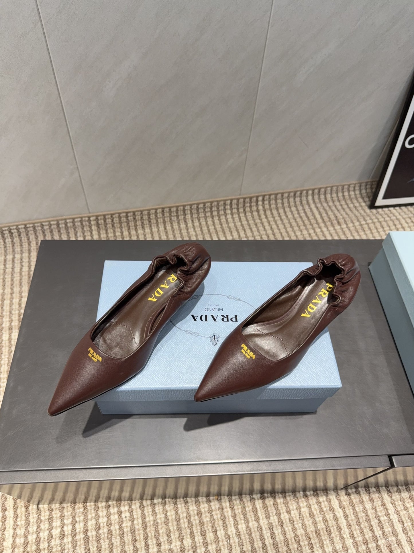 Туфлі-човники PRADA 26S З ЗАГОСТРЕНИМ НОСКОМ НА ПІДБОРАХ 55 ММ З ТЕМНО-КОРИЧНЕВОЇ ОВЕЧОЇ ШКІРИ З ЛОГОТИПОМ