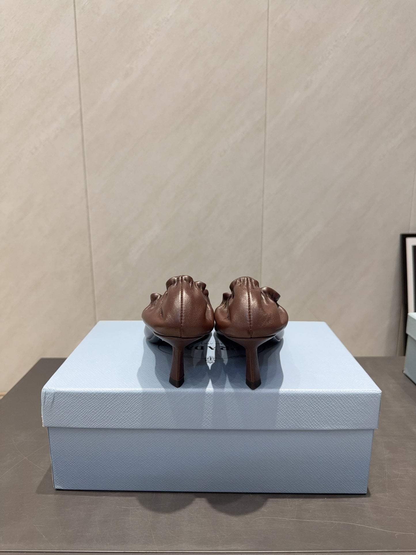 Туфлі-човники PRADA 26S З ЗАГОСТРЕНИМ НОСКОМ НА ПІДБОРАХ 55 ММ З ТЕМНО-КОРИЧНЕВОЇ ОВЕЧОЇ ШКІРИ З ЛОГОТИПОМ