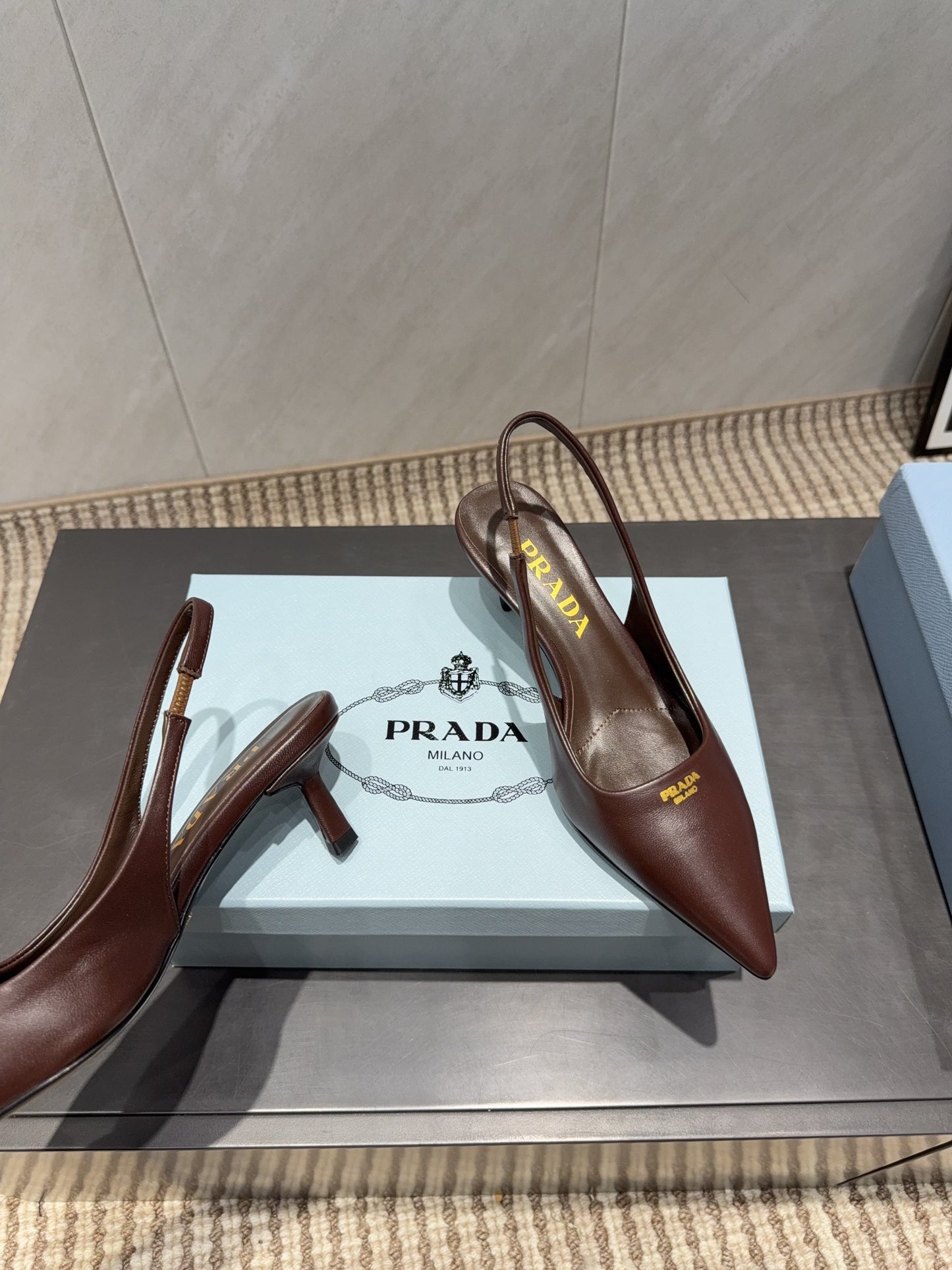 Високі туфлі-слінгбеки PRADA 26S із загостреним носком, 55 мм, з темно-коричневої овчини