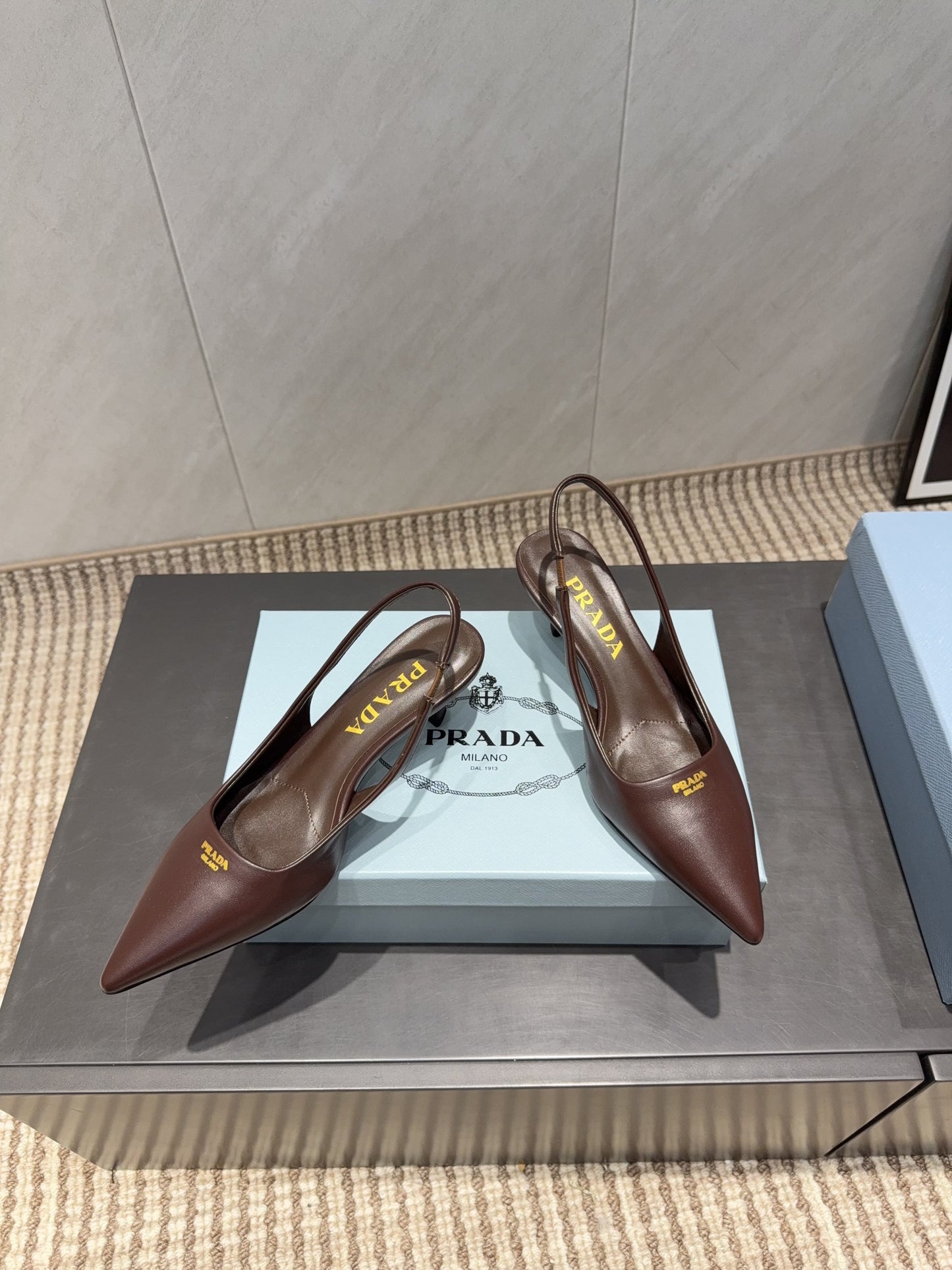 Високі туфлі-слінгбеки PRADA 26S із загостреним носком, 55 мм, з темно-коричневої овчини