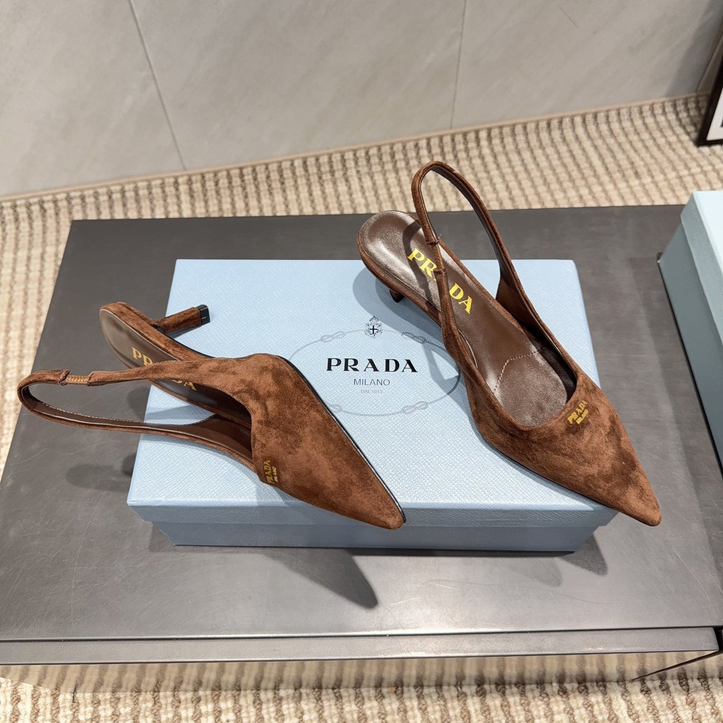 PRADA 26S ЗАГОСТРЕНІ ТУФЛІ-СЛІНГБЕКИ НА ВИСОКИХ ПІДБОРАХ 55 ММ З КОРИЧНЕВОЇ ЗАМШІ