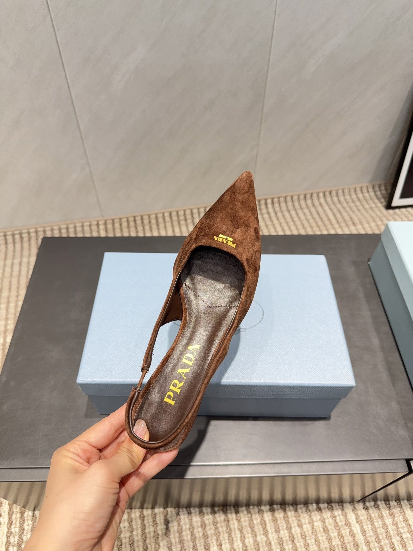 PRADA 26S ЗАГОСТРЕНІ ТУФЛІ-СЛІНГБЕКИ НА ВИСОКИХ ПІДБОРАХ 55 ММ З КОРИЧНЕВОЇ ЗАМШІ