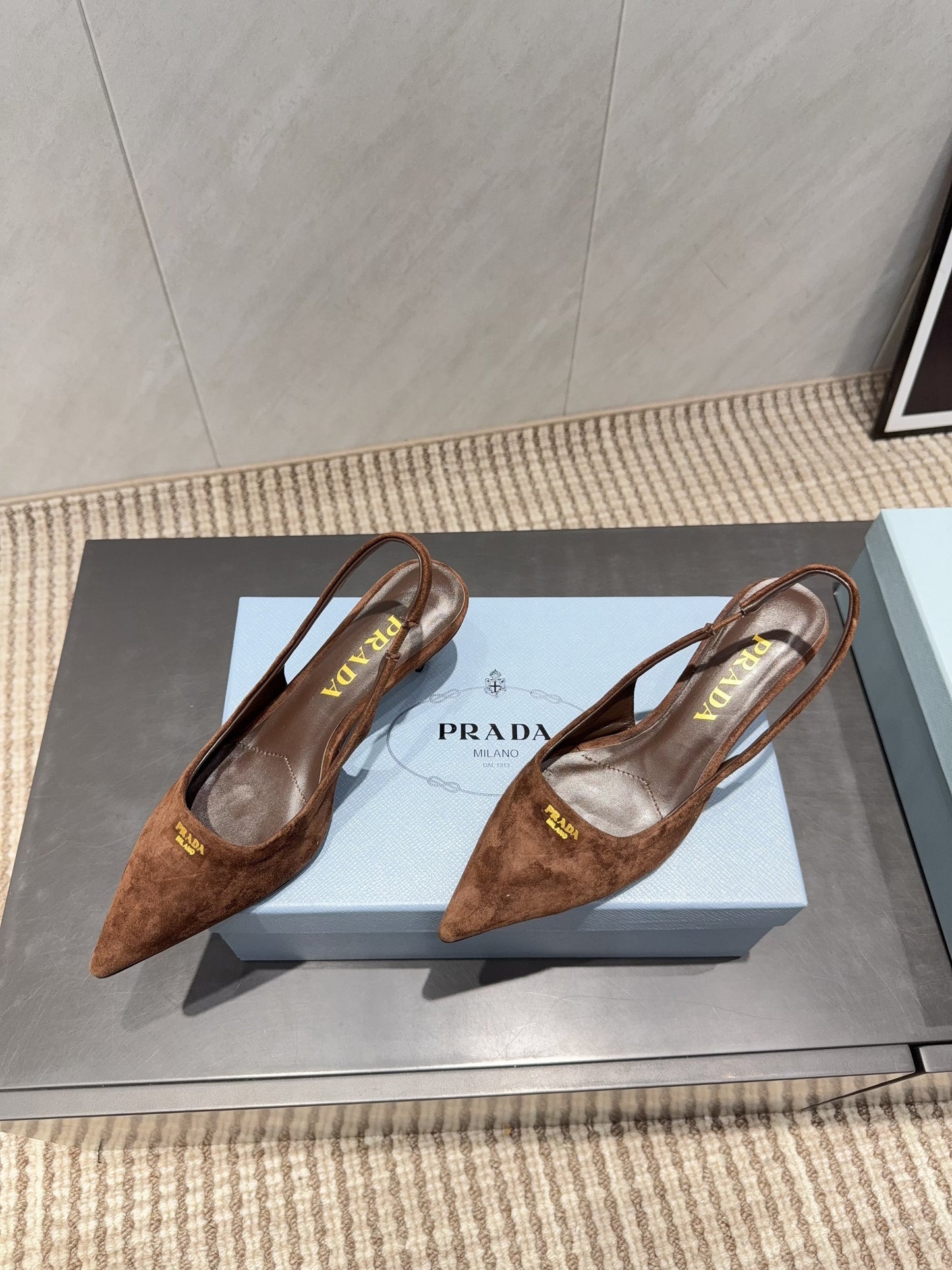 PRADA 26S ЗАГОСТРЕНІ ТУФЛІ-СЛІНГБЕКИ НА ВИСОКИХ ПІДБОРАХ 55 ММ З КОРИЧНЕВОЇ ЗАМШІ
