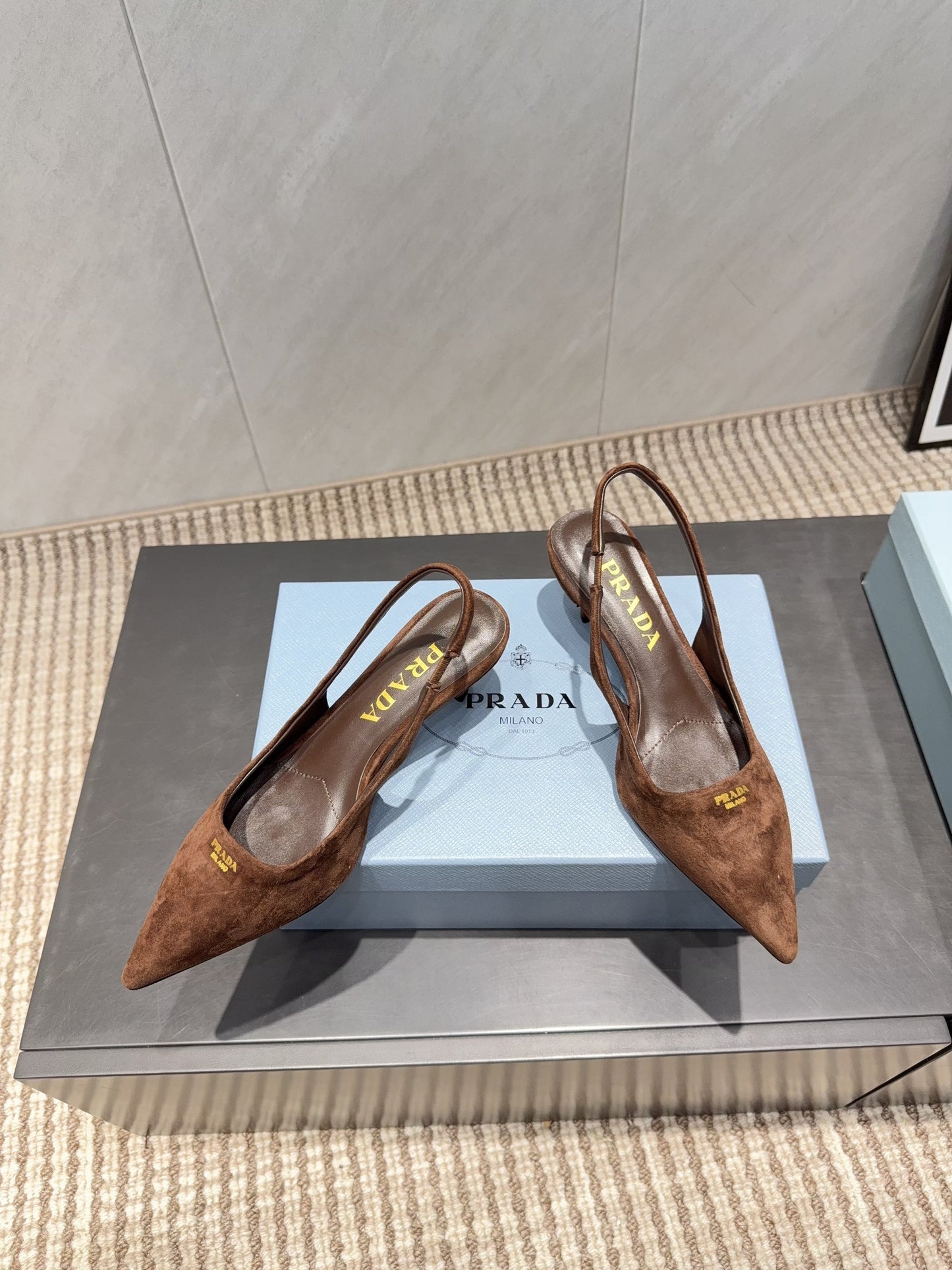 PRADA 26S ЗАГОСТРЕНІ ТУФЛІ-СЛІНГБЕКИ НА ВИСОКИХ ПІДБОРАХ 55 ММ З КОРИЧНЕВОЇ ЗАМШІ