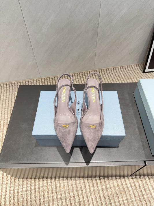 ЖІНОЧІ ТУФЛІ PRADA 26S НА ВИСОКИХ ПІДБОРАХ, ІЗ ЗАГОСТРЕНОЮ НОСКОВОЮ ЧАСТИНОЮ ТА РЕМІНЦЕМ НА П'ЯТІ, 55 ММ, КОЛІР ТЕМНО-БЕЖЕВИЙ, МАТЕРІАЛ ЗАМША