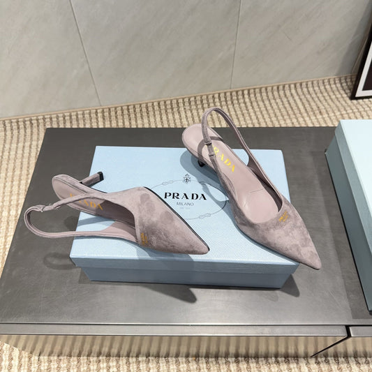 ЖІНОЧІ ТУФЛІ PRADA 26S НА ВИСОКИХ ПІДБОРАХ, ІЗ ЗАГОСТРЕНОЮ НОСКОВОЮ ЧАСТИНОЮ ТА РЕМІНЦЕМ НА П'ЯТІ, 55 ММ, КОЛІР ТЕМНО-БЕЖЕВИЙ, МАТЕРІАЛ ЗАМША