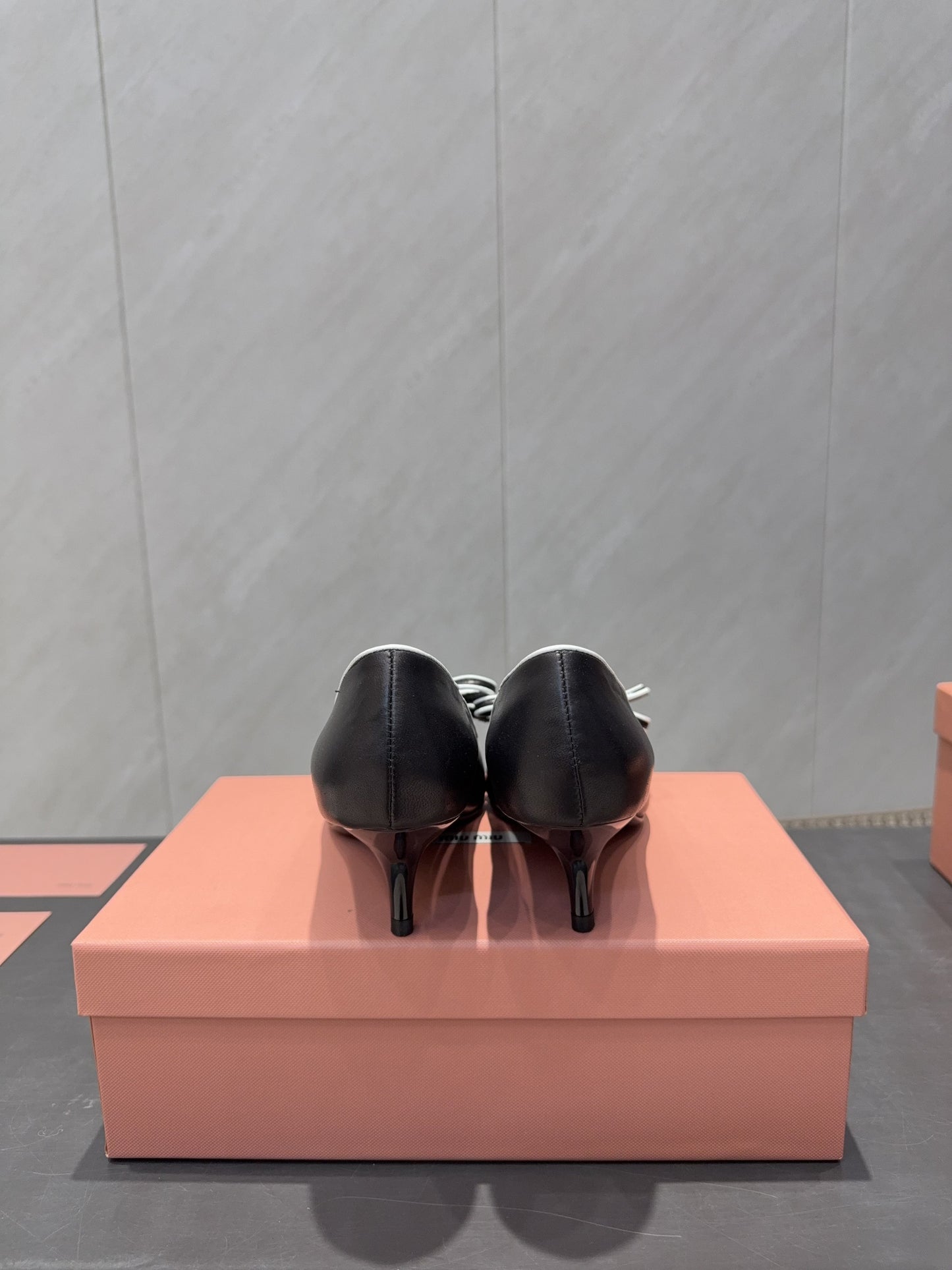 MIUMIU 26S POINTED TOE PUMPS 55MM IN BLACK AND WHITE CALFSKIN WITH BOW