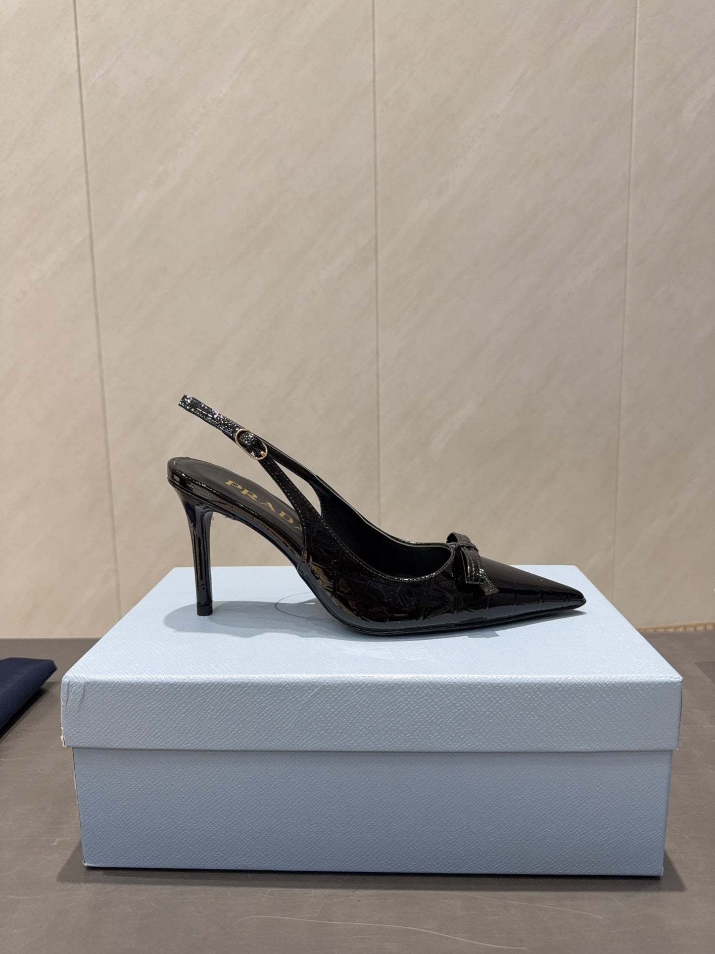 PRADA 26S ГОСТРОНОСІ ТУФЛІ-СЛІНГБЕКИ НА ВИСОКИХ ПІДБОРАХ 85 ММ З ЧОРНОЇ ТЕЛЯЧОЇ ШКІРИ З БАНТОМ
