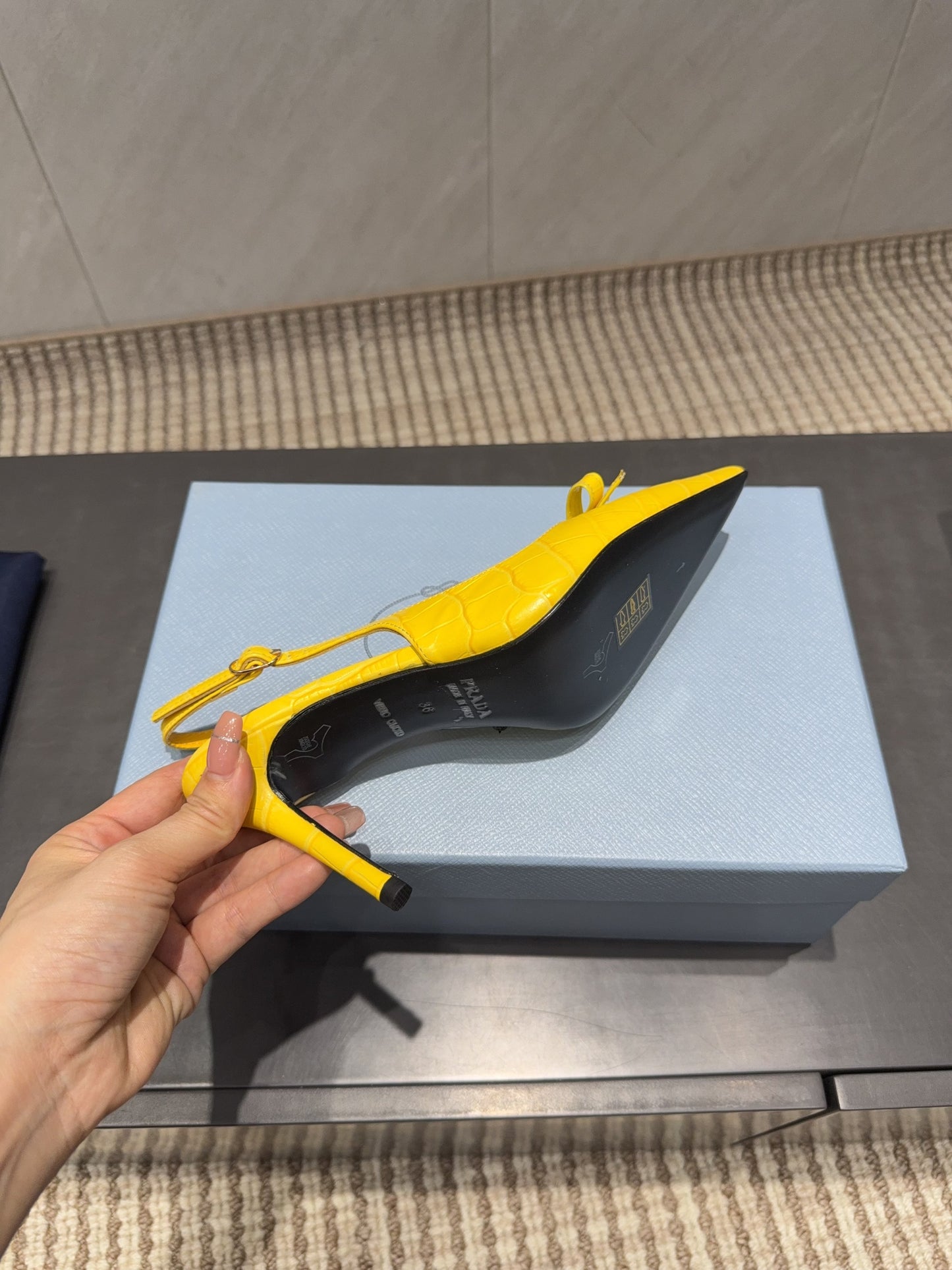 PRADA 26S ЗАГОСТРЕНІ ТУФЛІ-СЛІНГБЕКИ НА ВИСОКИХ ПІДБОРАХ 85 ММ З ЯСКРАВО-ЖОВТОЇ ТЕЛЯЧОЇ ШКІРИ З БАНТОМ