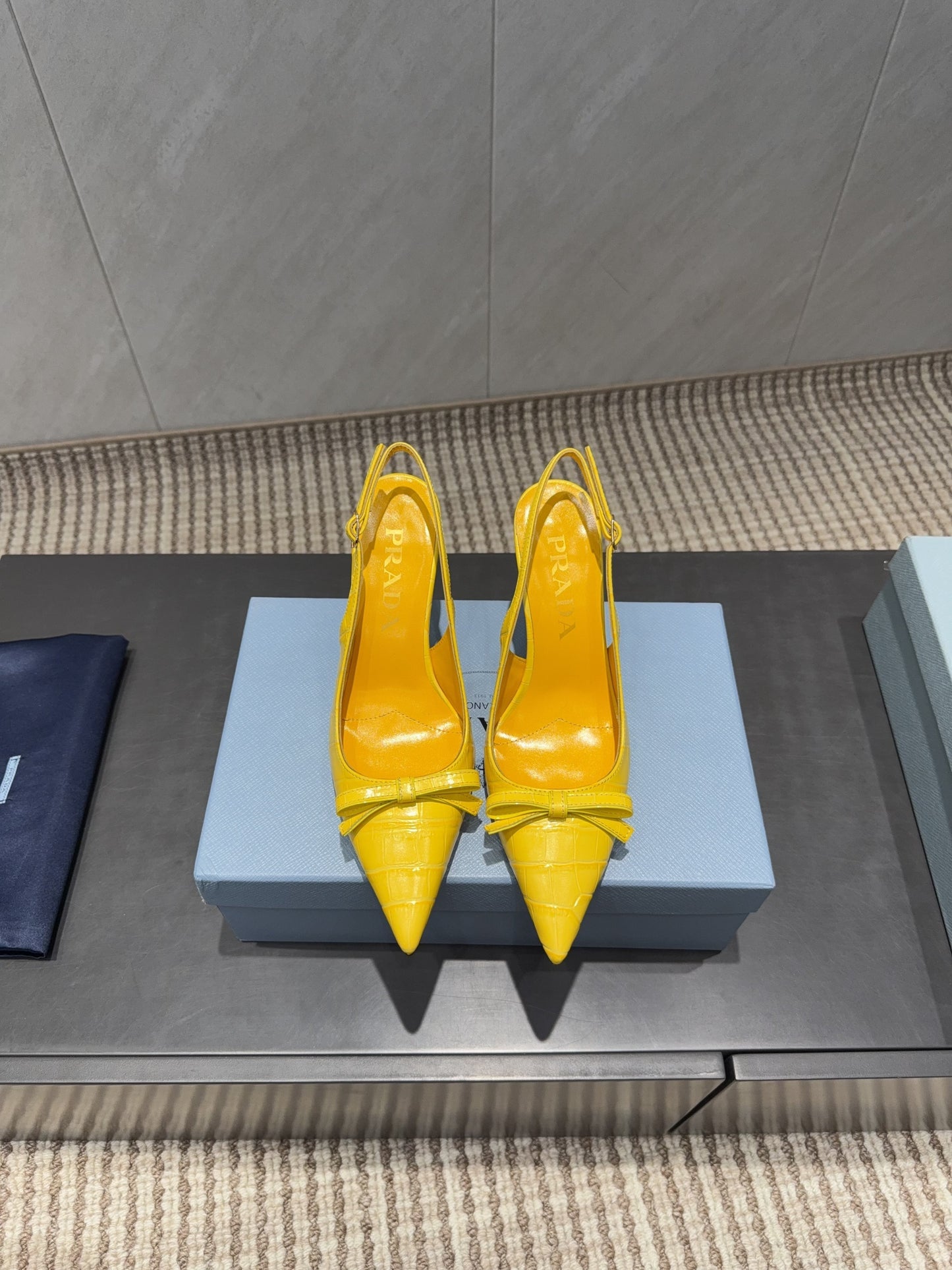 PRADA 26S ЗАГОСТРЕНІ ТУФЛІ-СЛІНГБЕКИ НА ВИСОКИХ ПІДБОРАХ 85 ММ З ЯСКРАВО-ЖОВТОЇ ТЕЛЯЧОЇ ШКІРИ З БАНТОМ