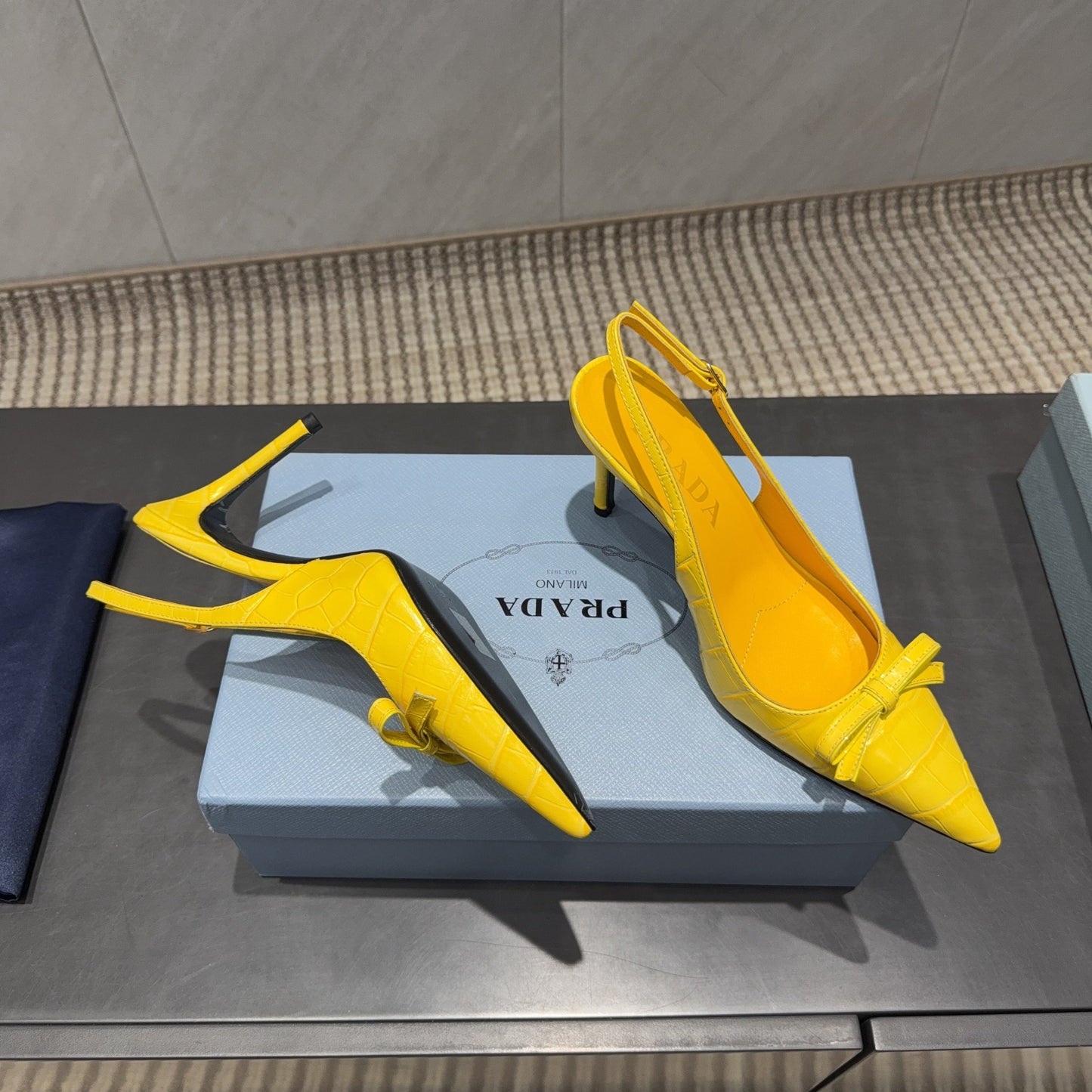 PRADA 26S ЗАГОСТРЕНІ ТУФЛІ-СЛІНГБЕКИ НА ВИСОКИХ ПІДБОРАХ 85 ММ З ЯСКРАВО-ЖОВТОЇ ТЕЛЯЧОЇ ШКІРИ З БАНТОМ