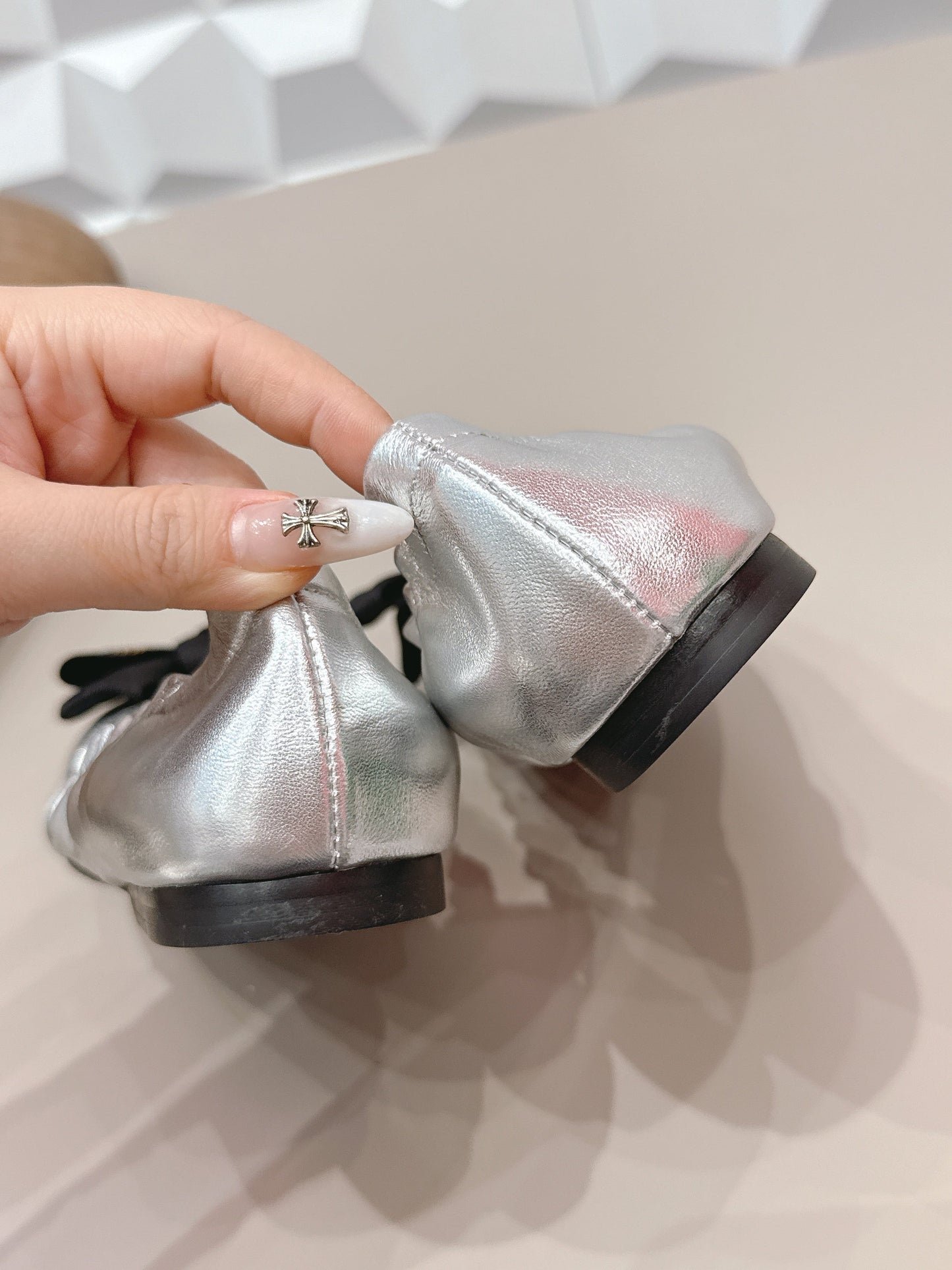 Балетки PRADA 26S З ЗАКРУГЛЕНИМ НОСКОМ ТА БАНТОМ ЗІ СРІБНОЇ ТЕЛЯЧОЇ ШКІРИ