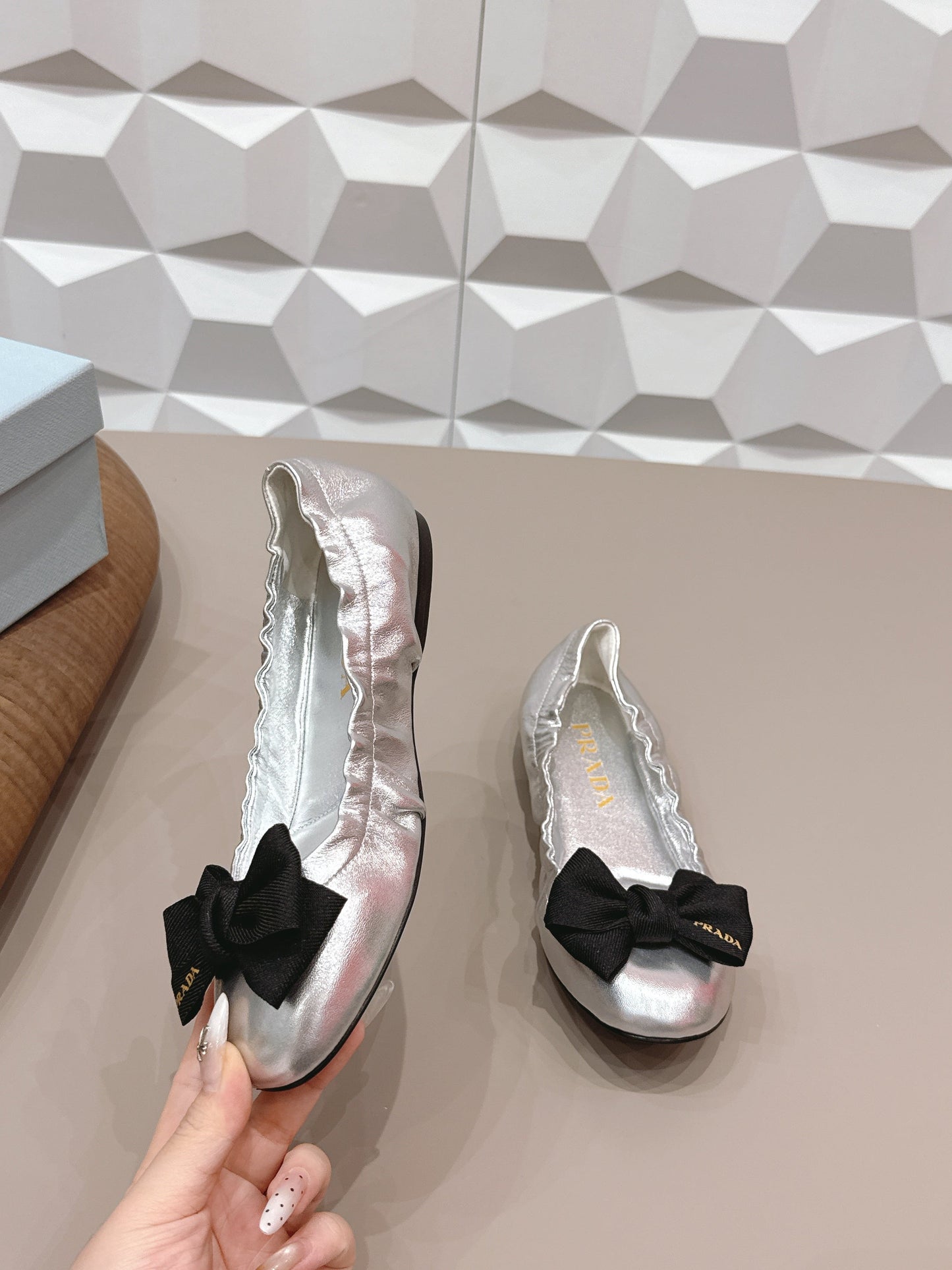 Балетки PRADA 26S З ЗАКРУГЛЕНИМ НОСКОМ ТА БАНТОМ ЗІ СРІБНОЇ ТЕЛЯЧОЇ ШКІРИ