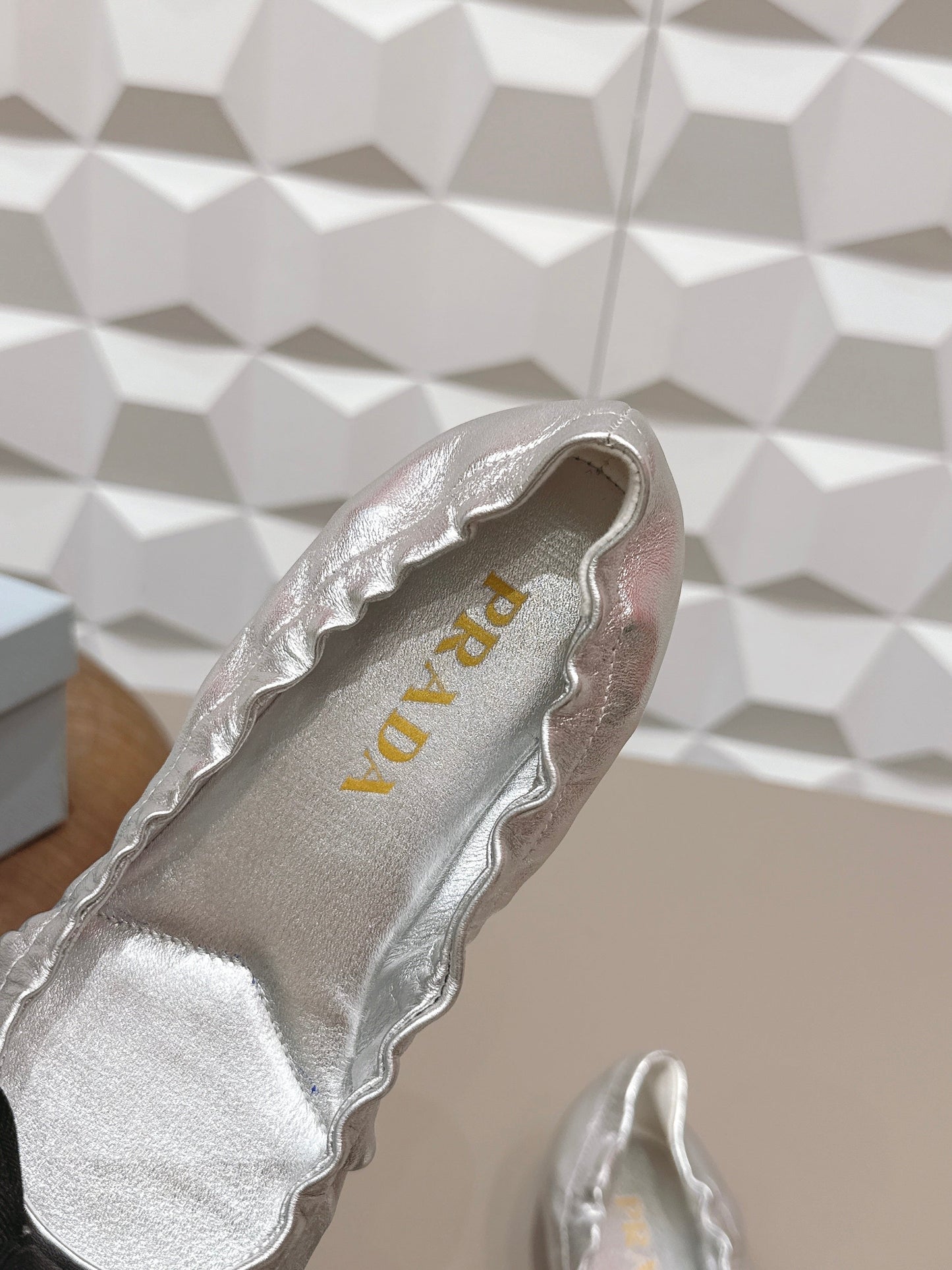 Балетки PRADA 26S З ЗАКРУГЛЕНИМ НОСКОМ ТА БАНТОМ ЗІ СРІБНОЇ ТЕЛЯЧОЇ ШКІРИ