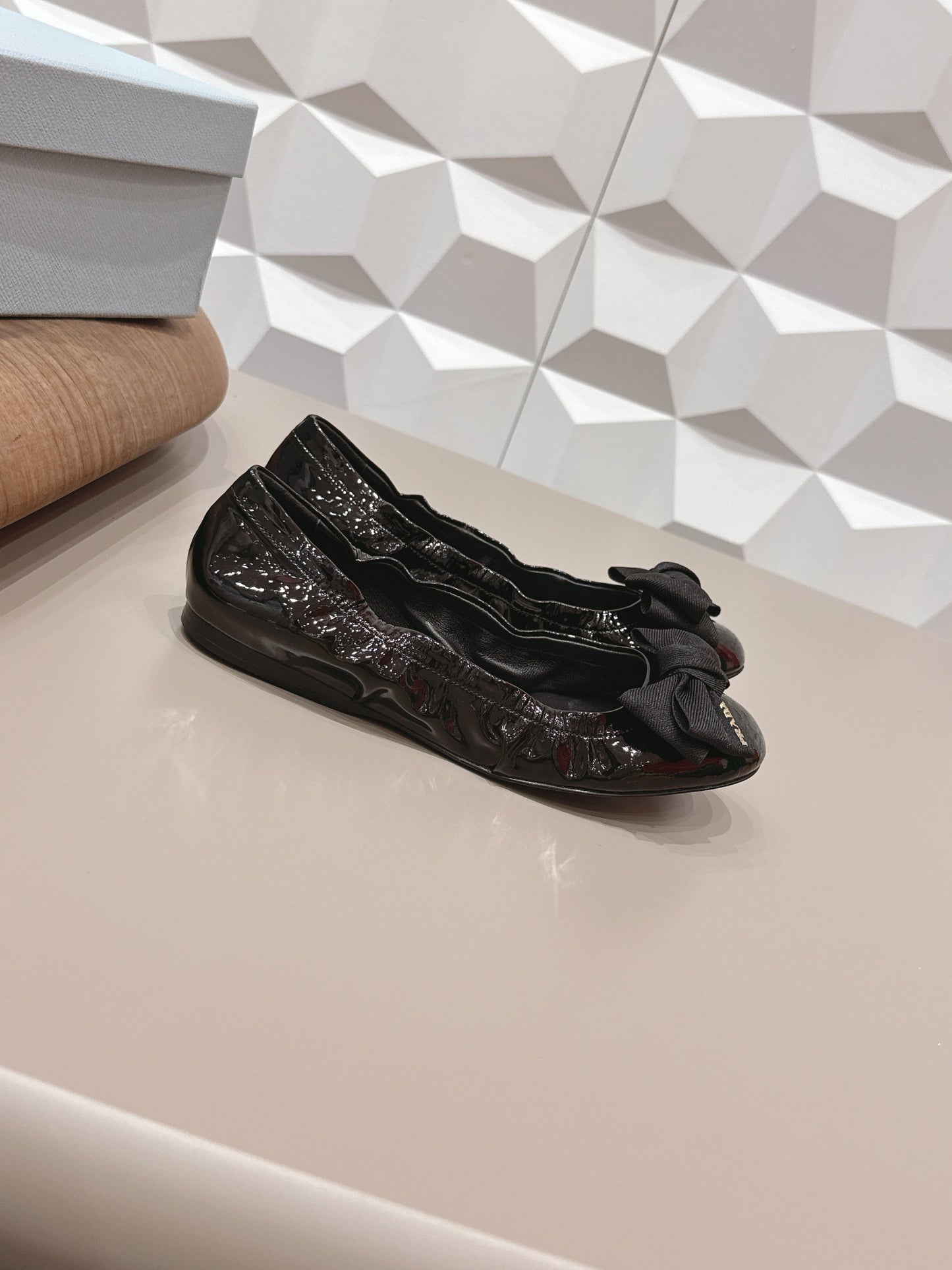 БАЛЕТКИ PRADA 26S ЗІ ЗАКРУГЛЕНИМ НОСКОМ І БАНТОМ З ЧОРНОЇ ЛАКОВАНОЇ ТЕЛЯЧОЇ ШКІРИ