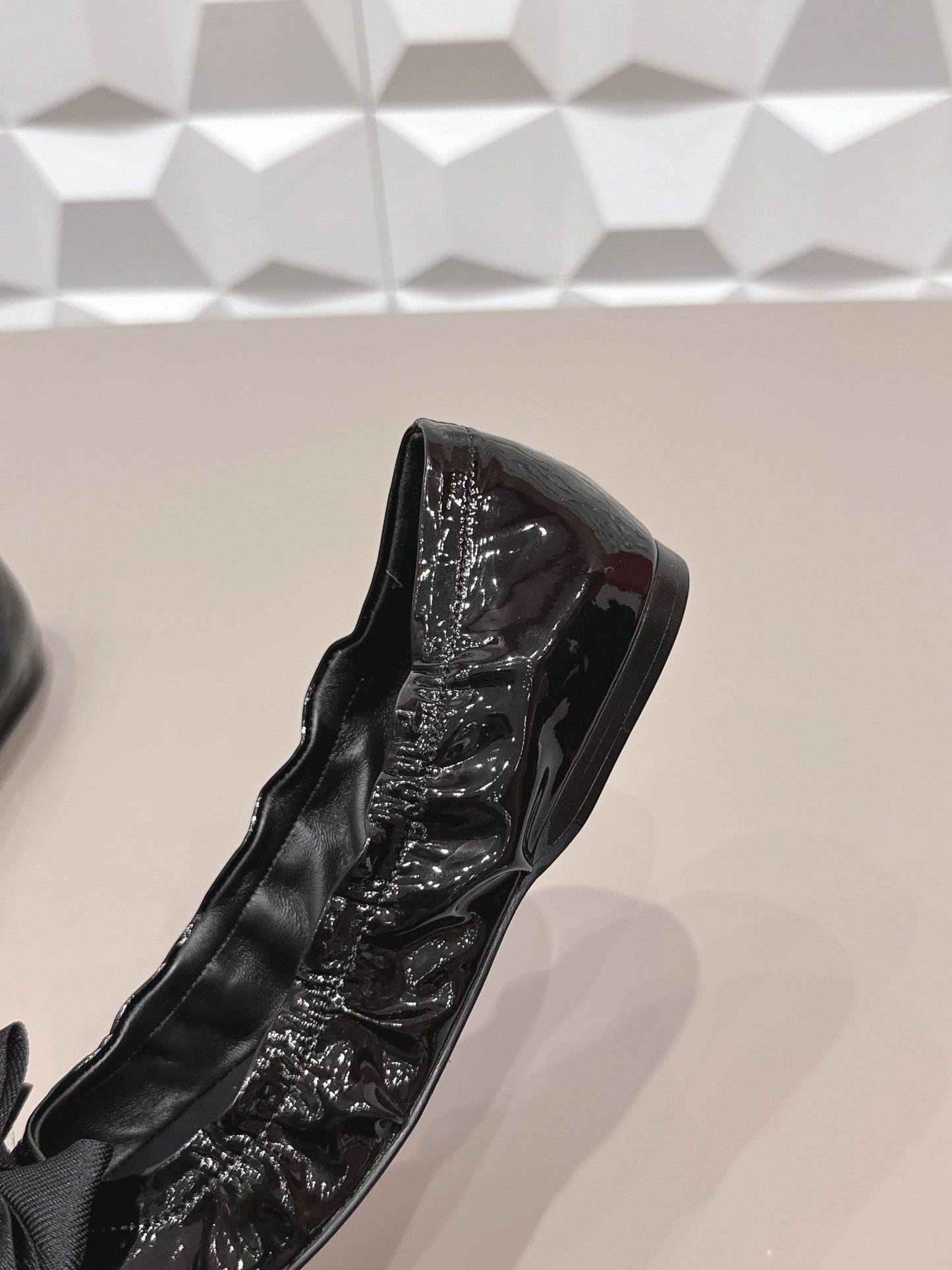 БАЛЕТКИ PRADA 26S ЗІ ЗАКРУГЛЕНИМ НОСКОМ І БАНТОМ З ЧОРНОЇ ЛАКОВАНОЇ ТЕЛЯЧОЇ ШКІРИ