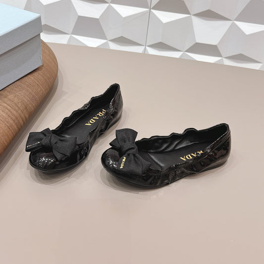 БАЛЕТКИ PRADA 26S ЗІ ЗАКРУГЛЕНИМ НОСКОМ І БАНТОМ З ЧОРНОЇ ЛАКОВАНОЇ ТЕЛЯЧОЇ ШКІРИ