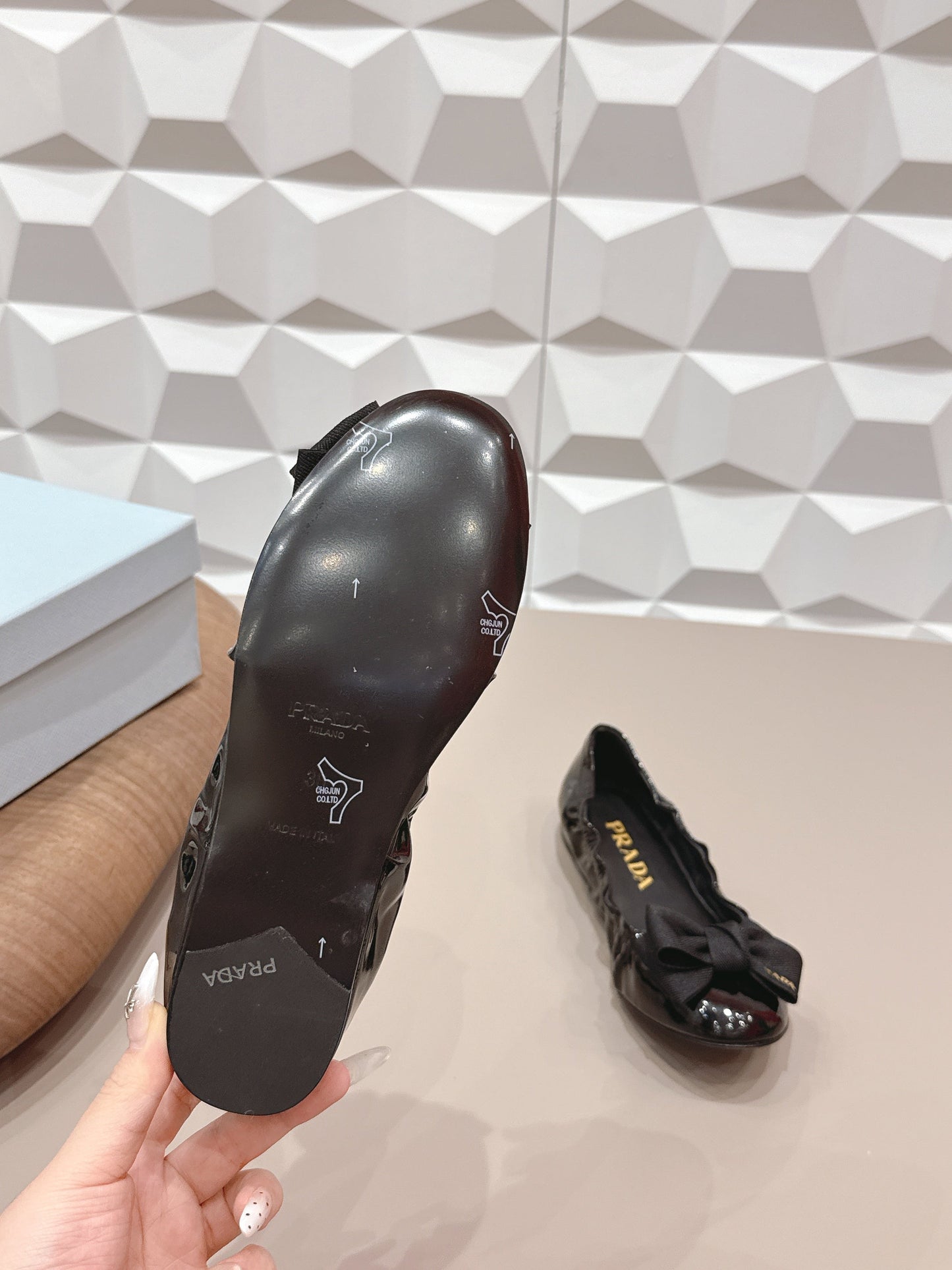 БАЛЕТКИ PRADA 26S ЗІ ЗАКРУГЛЕНИМ НОСКОМ І БАНТОМ З ЧОРНОЇ ЛАКОВАНОЇ ТЕЛЯЧОЇ ШКІРИ